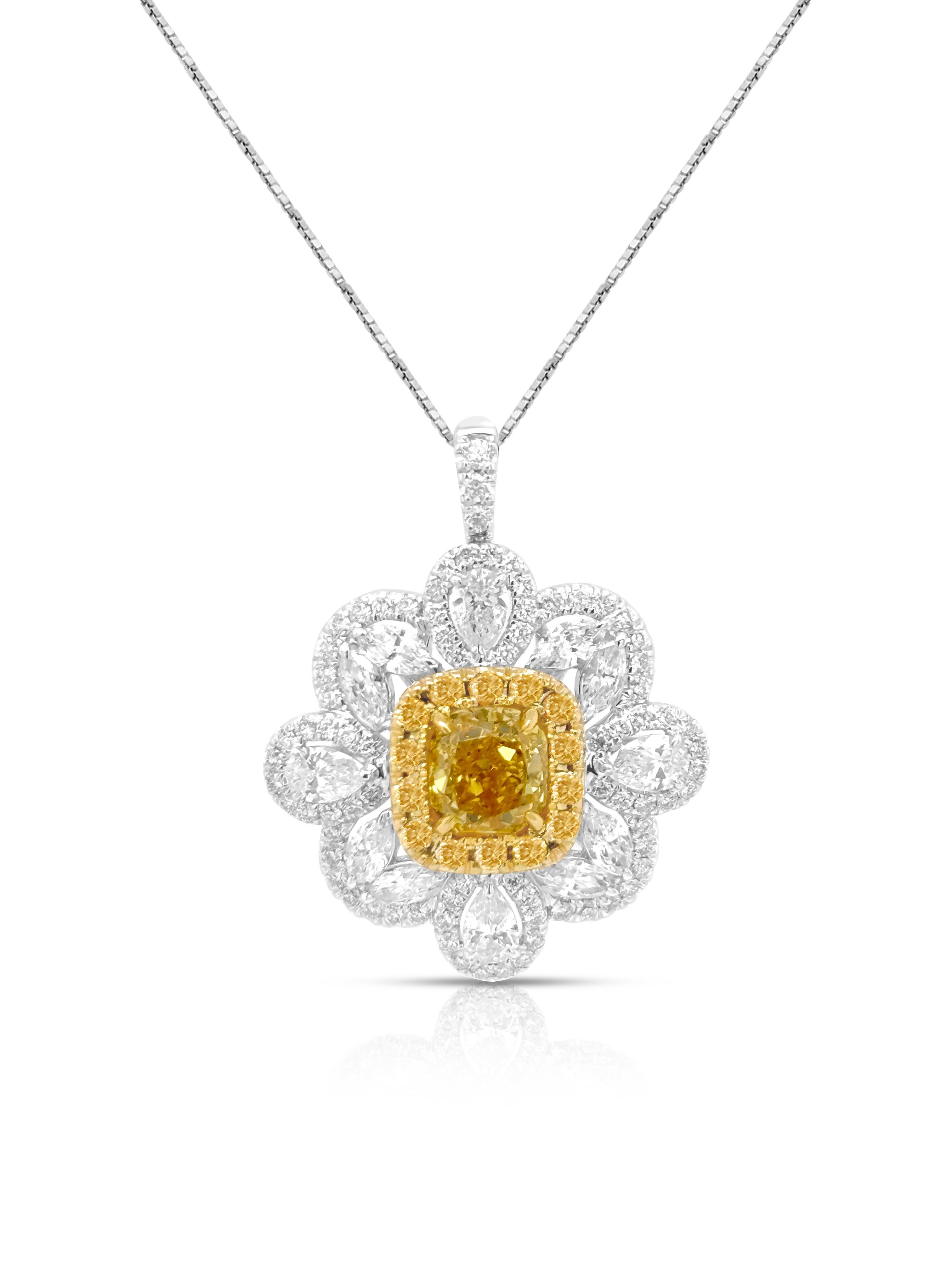 Taille coussin Bague et pendentif en or 18 carats avec diamant naturel jaune taillé en coussin certifié par le GIA en vente