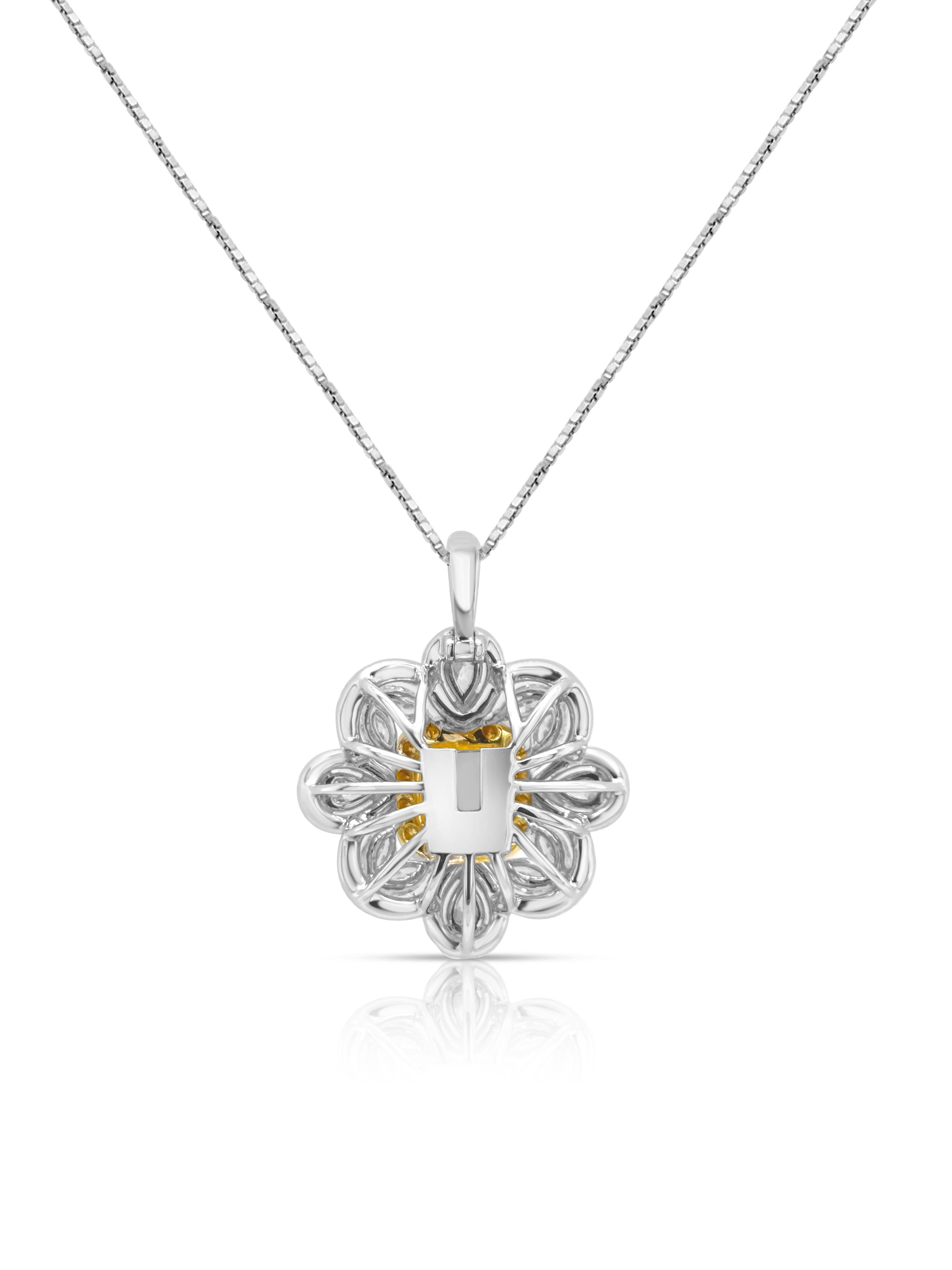 Bague et pendentif en or 18 carats avec diamant naturel jaune taillé en coussin certifié par le GIA Neuf - En vente à Hong Kong, HK