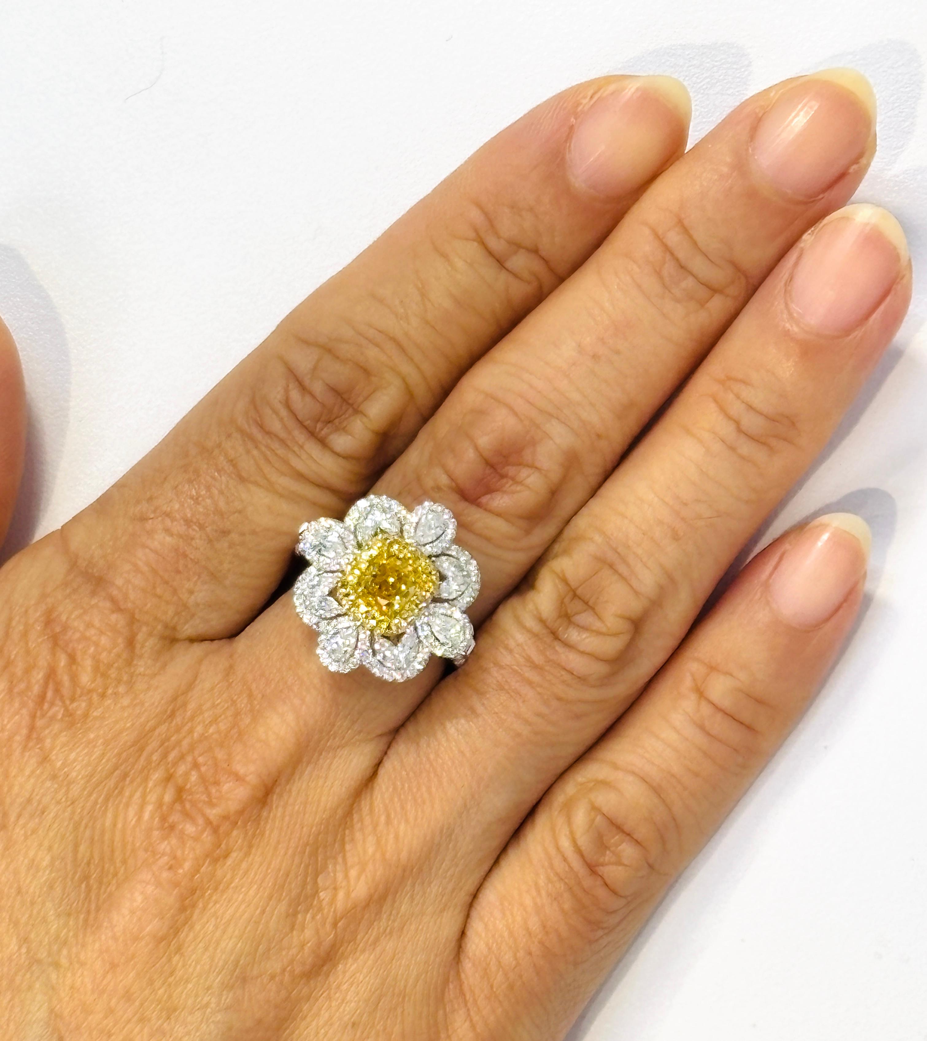 Bague et pendentif en or 18 carats avec diamant naturel jaune taillé en coussin certifié par le GIA Pour femmes en vente