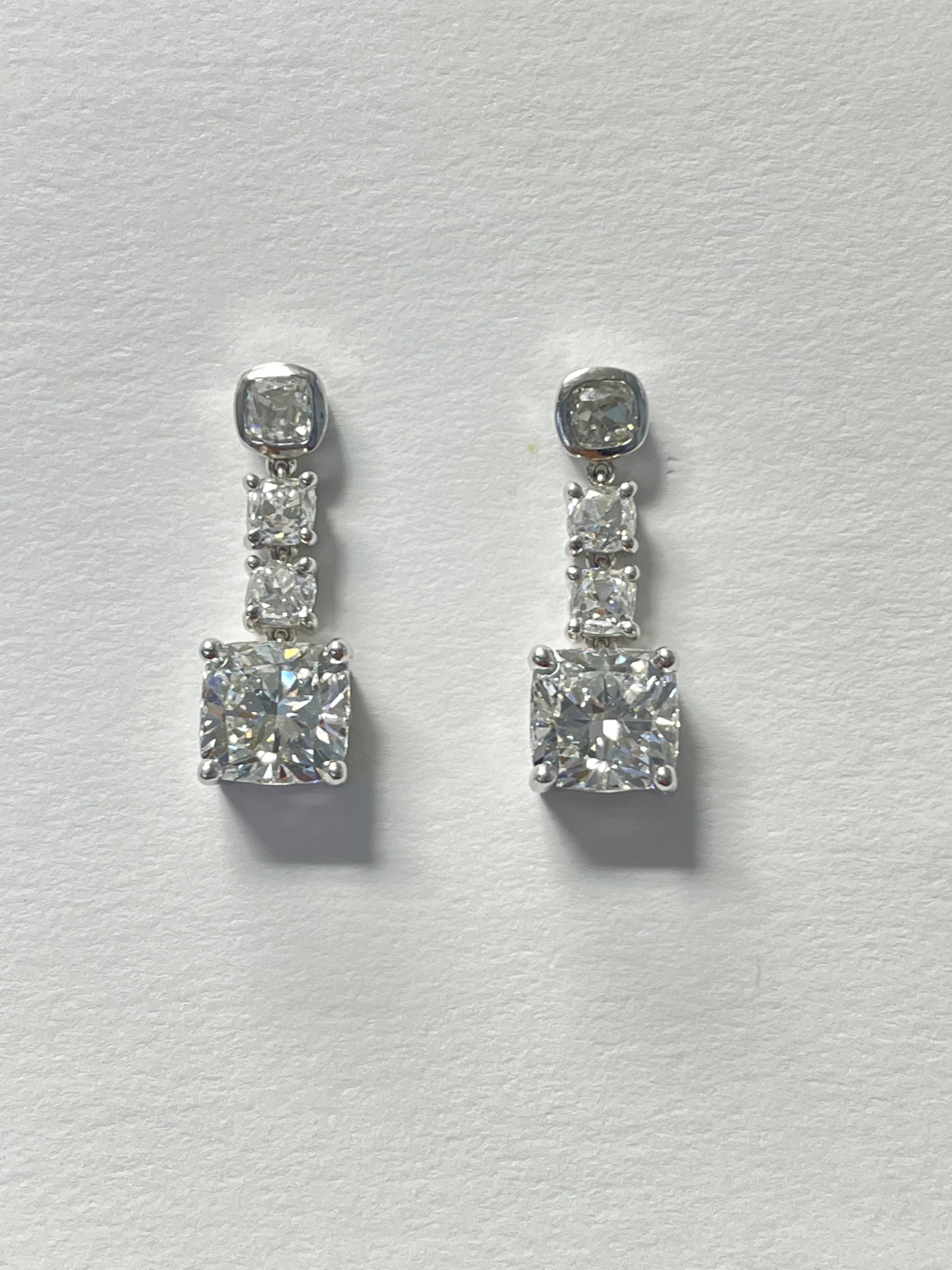 Boucles d'oreilles pendantes en diamant coussin certifié par le GIA, composées de trois pierres et réalisées à la main en platine.
Les détails sont les suivants : 
Poids du diamant : 4,03 carats (2,02 de couleur F et de pureté VS2) (2,01 de couleur