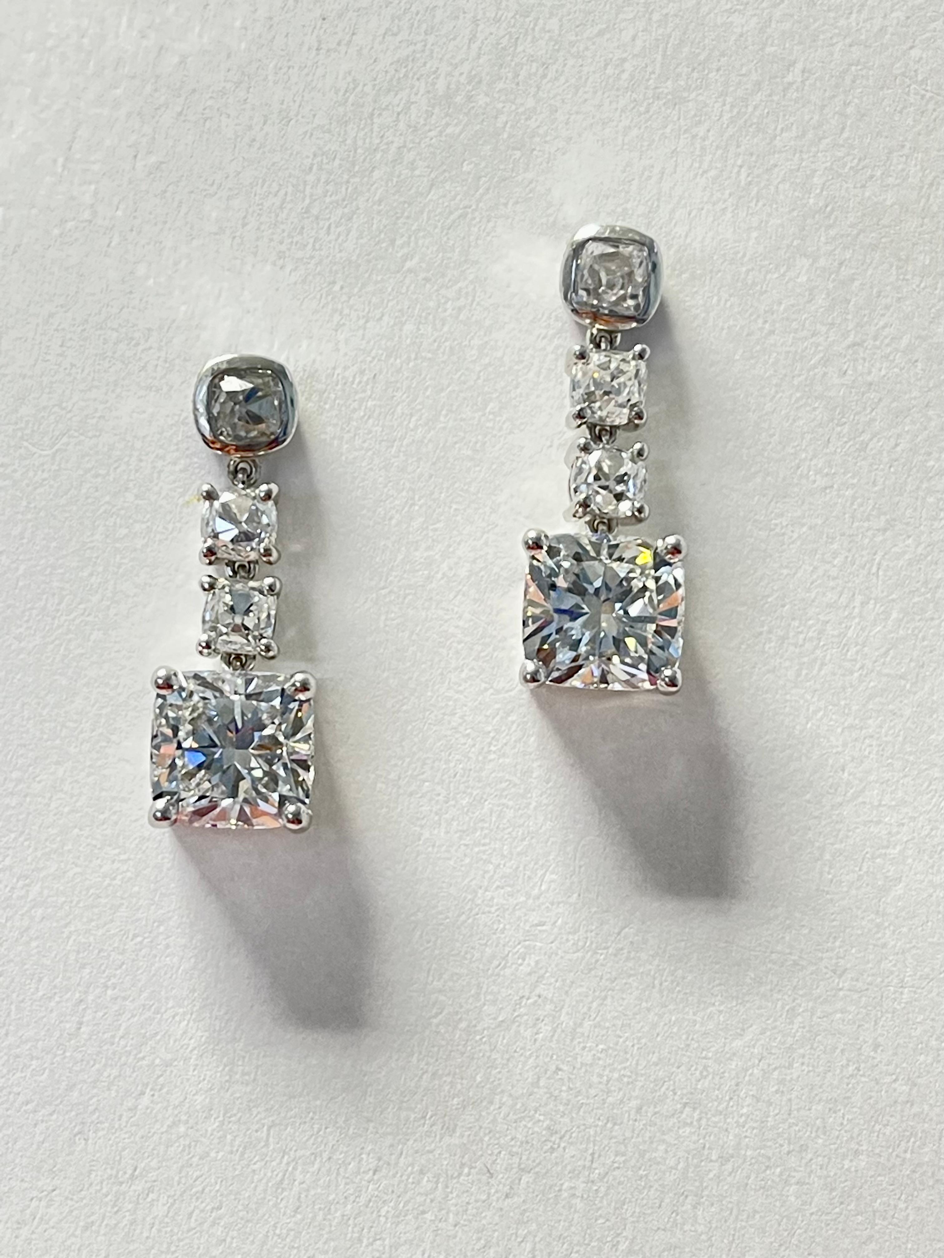 Taille coussin Boucles d'oreilles pendantes à trois pierres en platine et diamant coussin certifié GIA. en vente