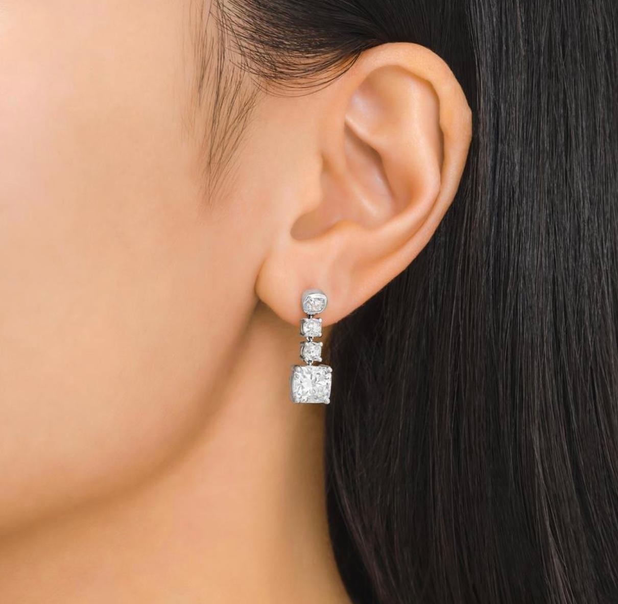 Boucles d'oreilles pendantes à trois pierres en platine et diamant coussin certifié GIA. en vente 3