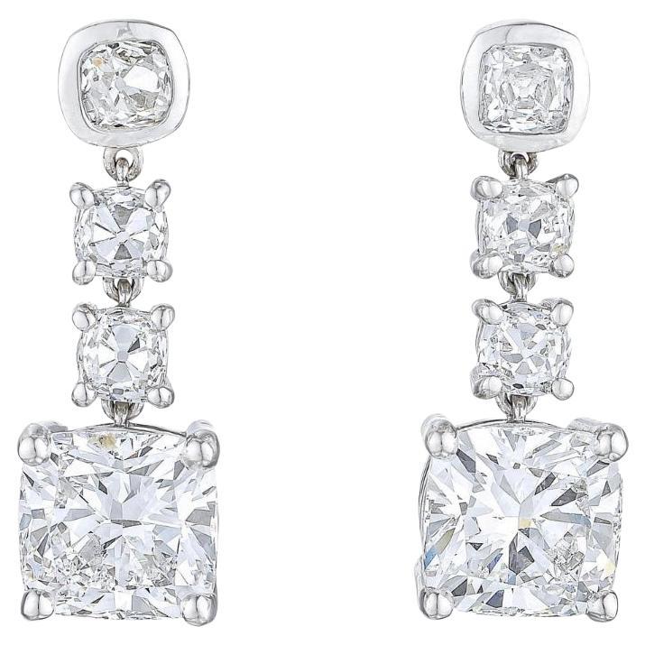 Boucles d'oreilles pendantes à trois pierres en platine et diamant coussin certifié GIA. en vente