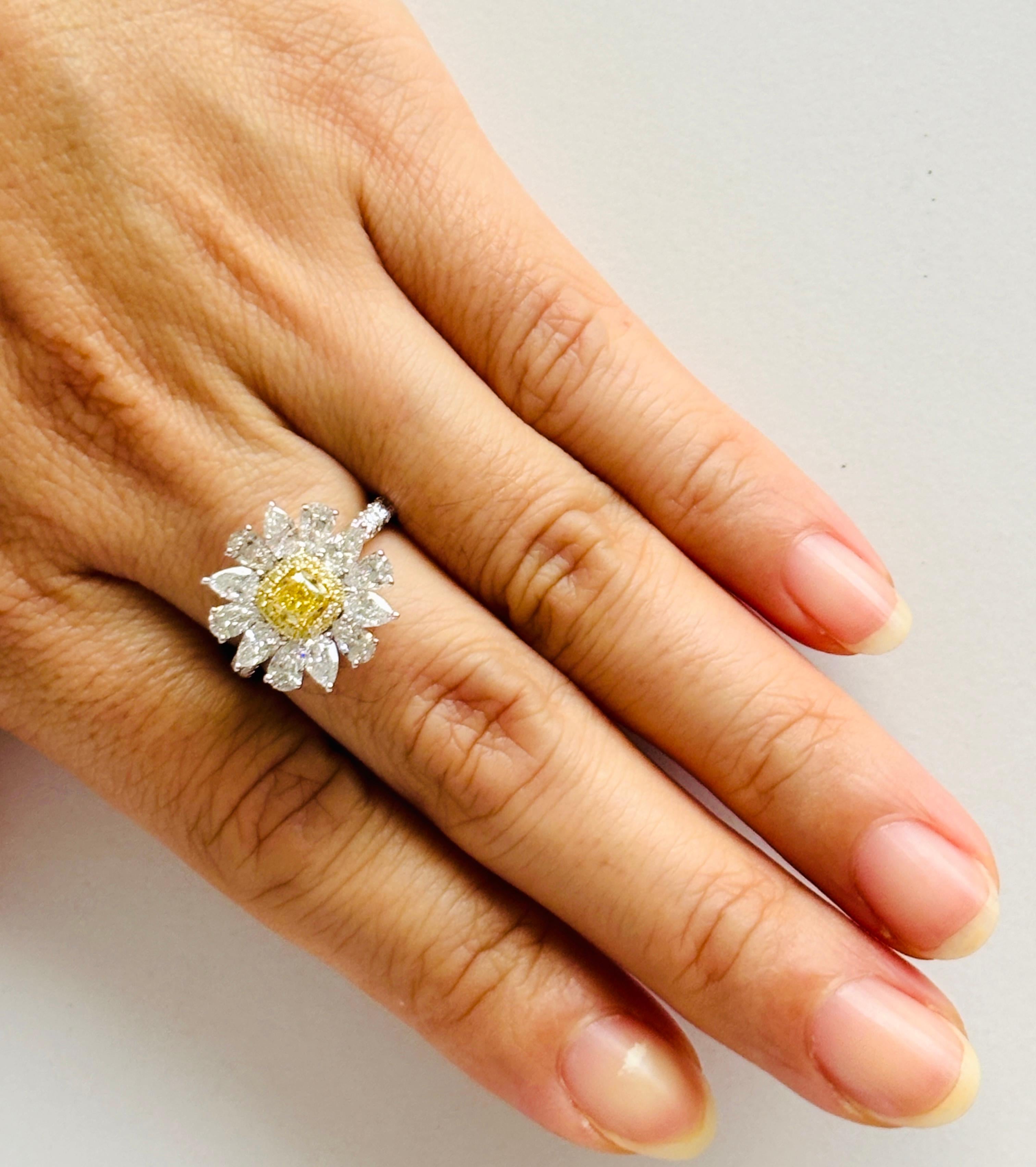 GIA Certified Cushion Natural Fancy Yellow Diamond Ring mit weißen Diamanten (Zeitgenössisch) im Angebot