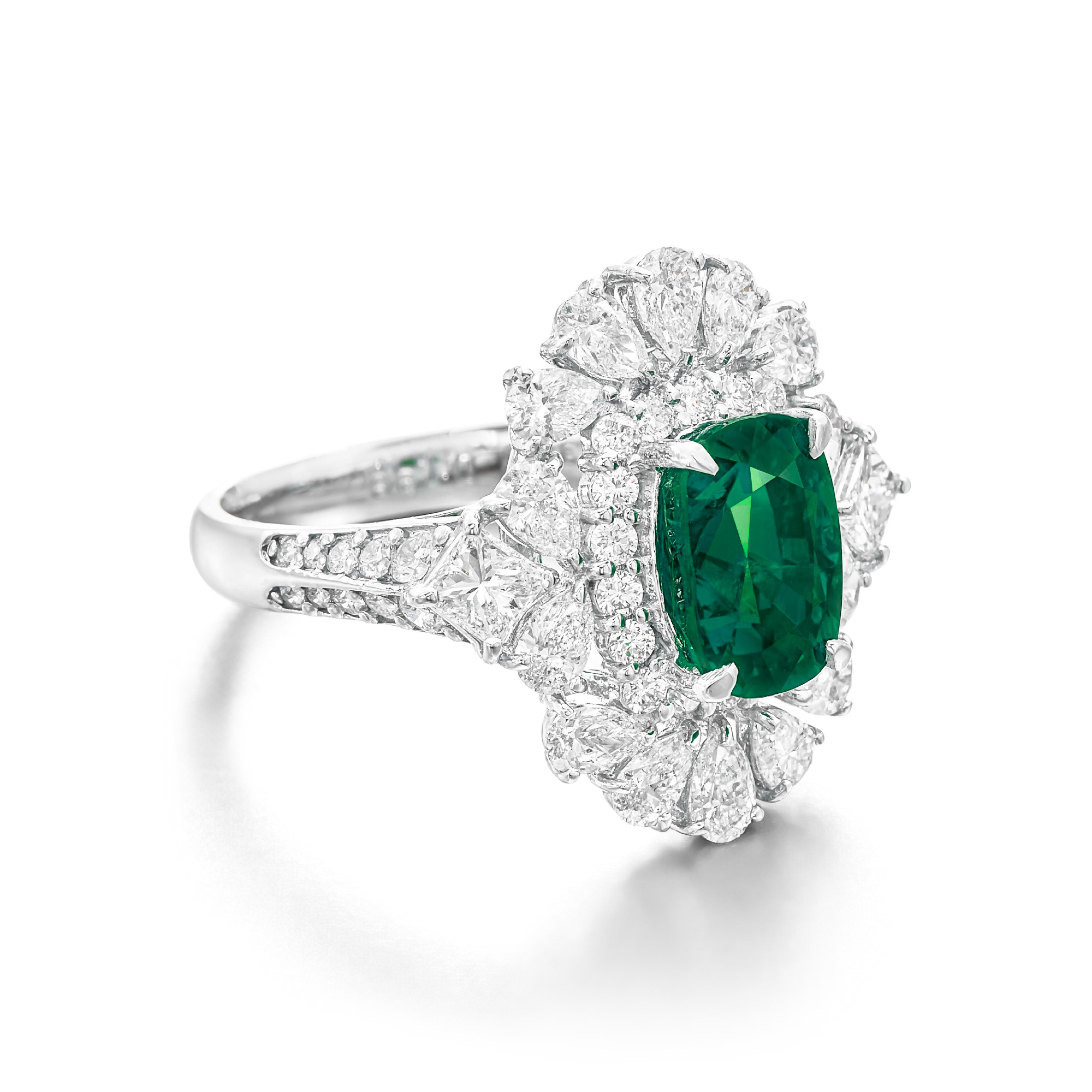 Élégante bague en platine ornée d'une émeraude en forme de coussin certifiée par la GIA et d'accents en diamant

Un bijou captivant centré sur une émeraude de 2,66 carats en forme de coussin, certifiée par le GIA comme MINOR OIL, présentant une