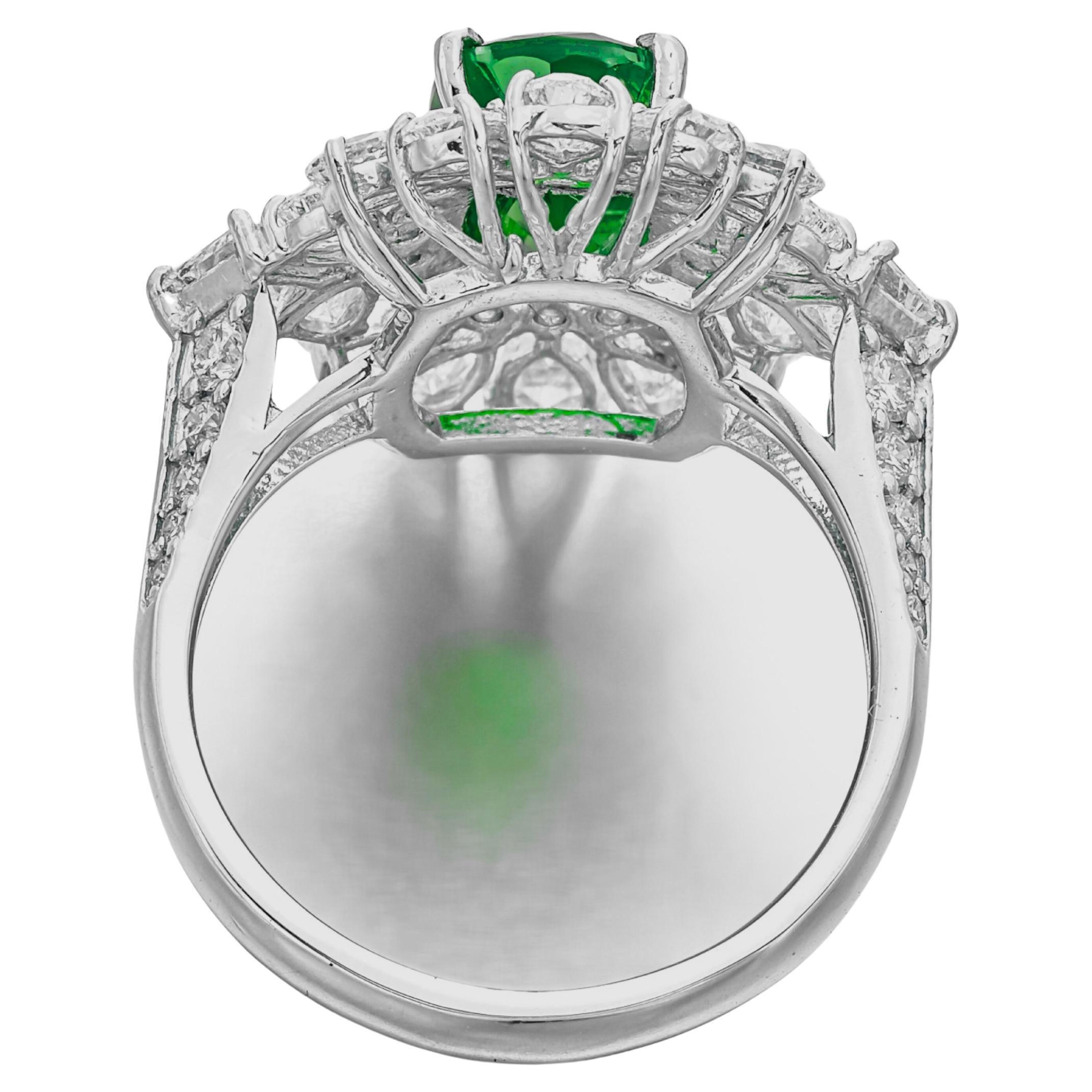 Contemporain Bague cocktail en forme de coussin de 2,66 émeraudes et diamants, certifiée par la GIA en vente