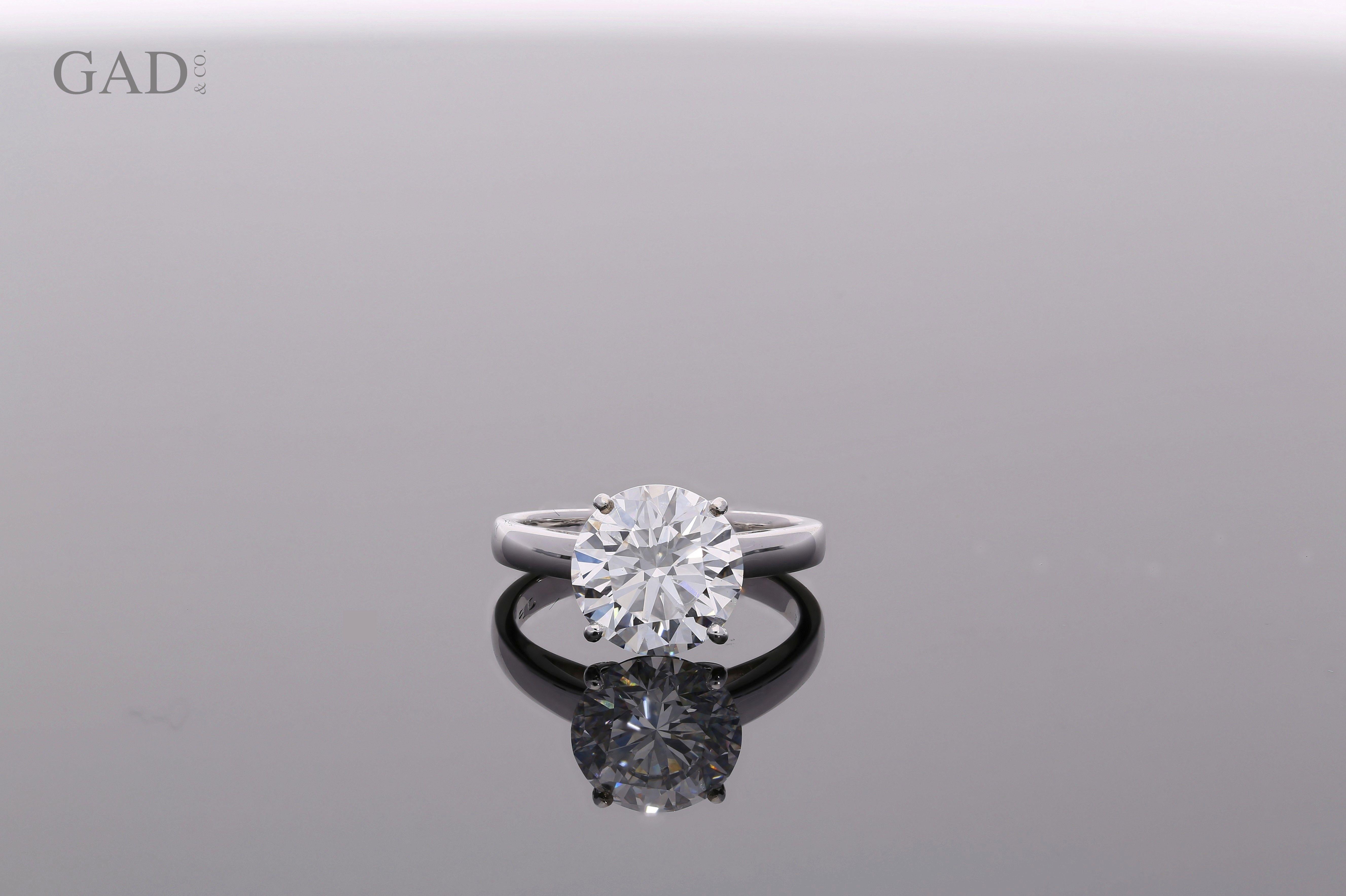 Mit einem 4,00 Karat Diamanten im Rund-Brillant-Schliff der Farbe 
