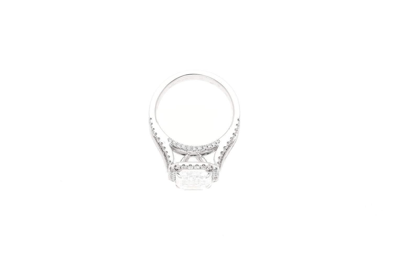 Mit einem 5,09 Karat Diamanten im Radiant-Schliff der Farbe 