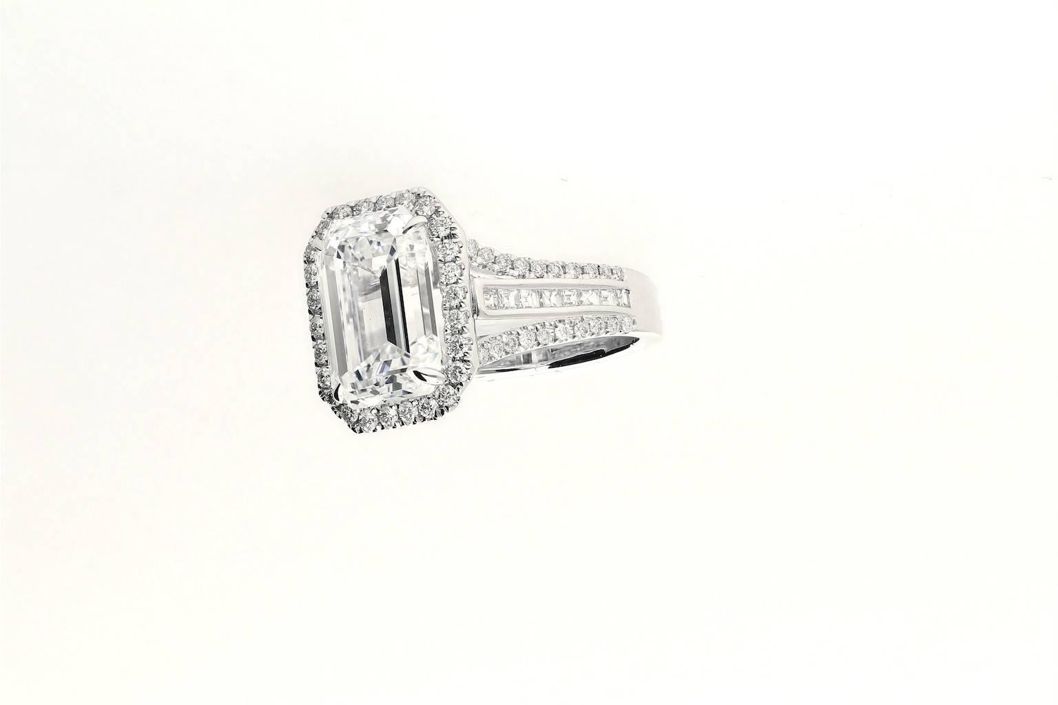 GIA zertifiziert D Farbe VVS2 Klarheit Smaragdschliff Diamant und Gold Ring (Moderne) im Angebot