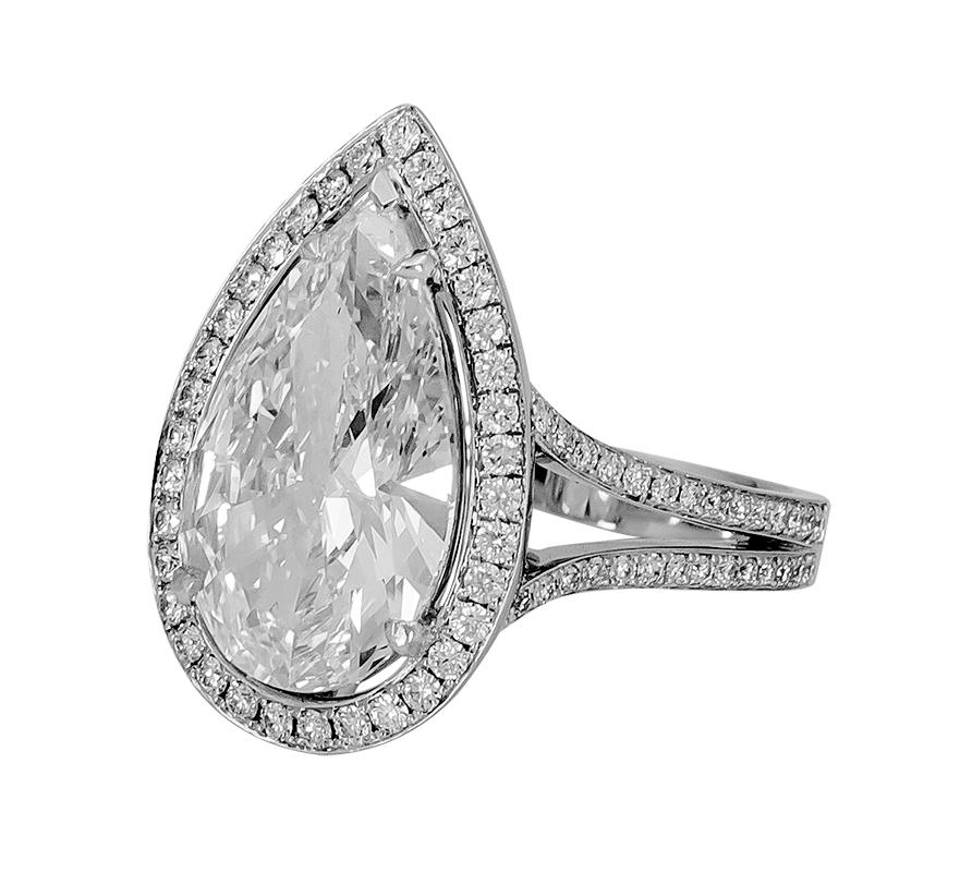 Ein sehr seltener und brillanter Verlobungsring mit einem wunderschönen birnenförmigen Diamanten, gefasst in einer Diamant-Halo-Fassung mit geteiltem Schaft aus Platin.
Center Diamant zertifiziert durch GIA als D Farbe, IF Klarheit. 
Die