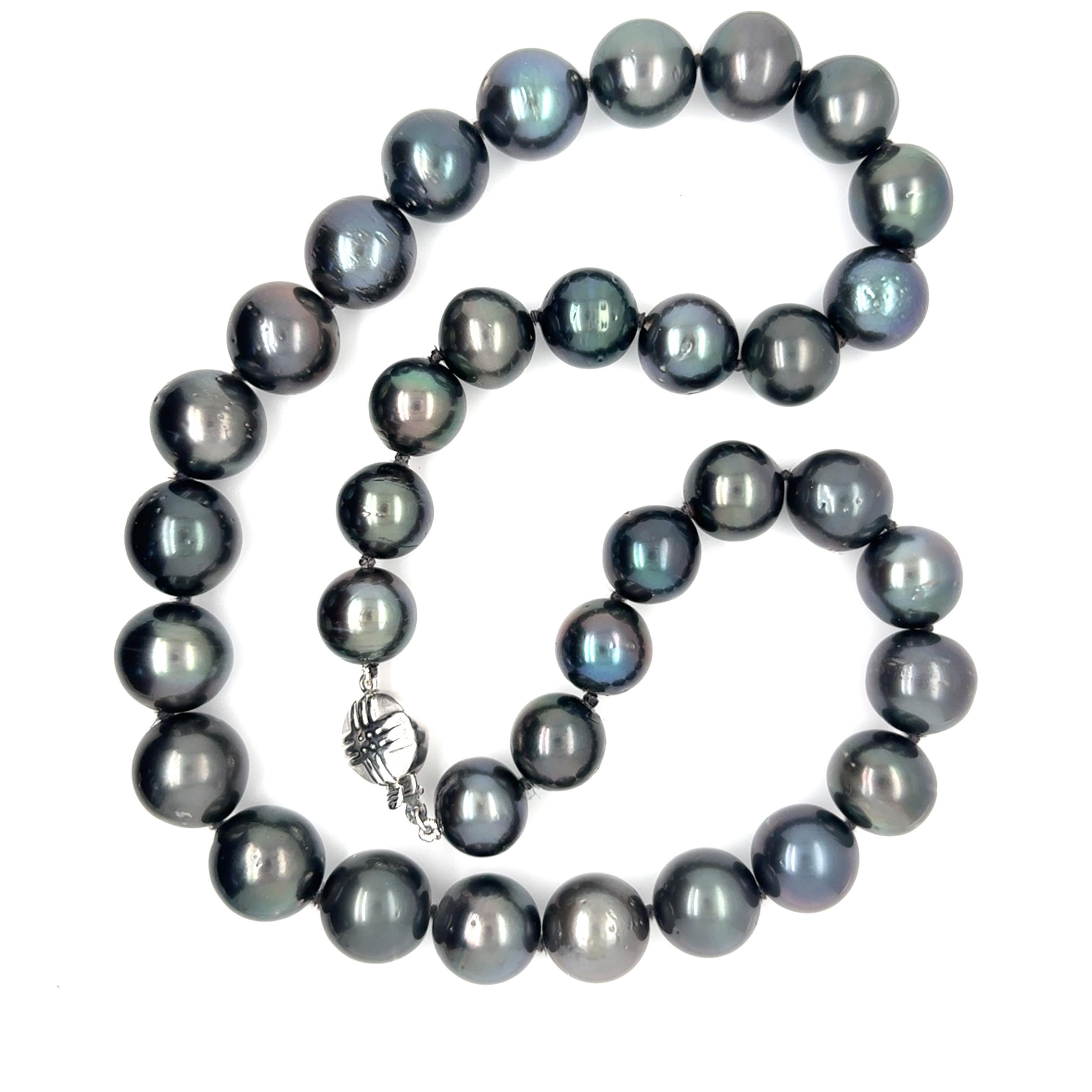 GIA-zertifizierte abgestufte dunkle Tahiti-Perlenkette
Dieses exquisite Collier besteht aus 35 dunklen Tahiti-Perlen, die von Hand zu einem anmutigen, abgestuften Strang aufgereiht und mit einem Verschluss aus 14-karätigem Weißgold versehen sind.