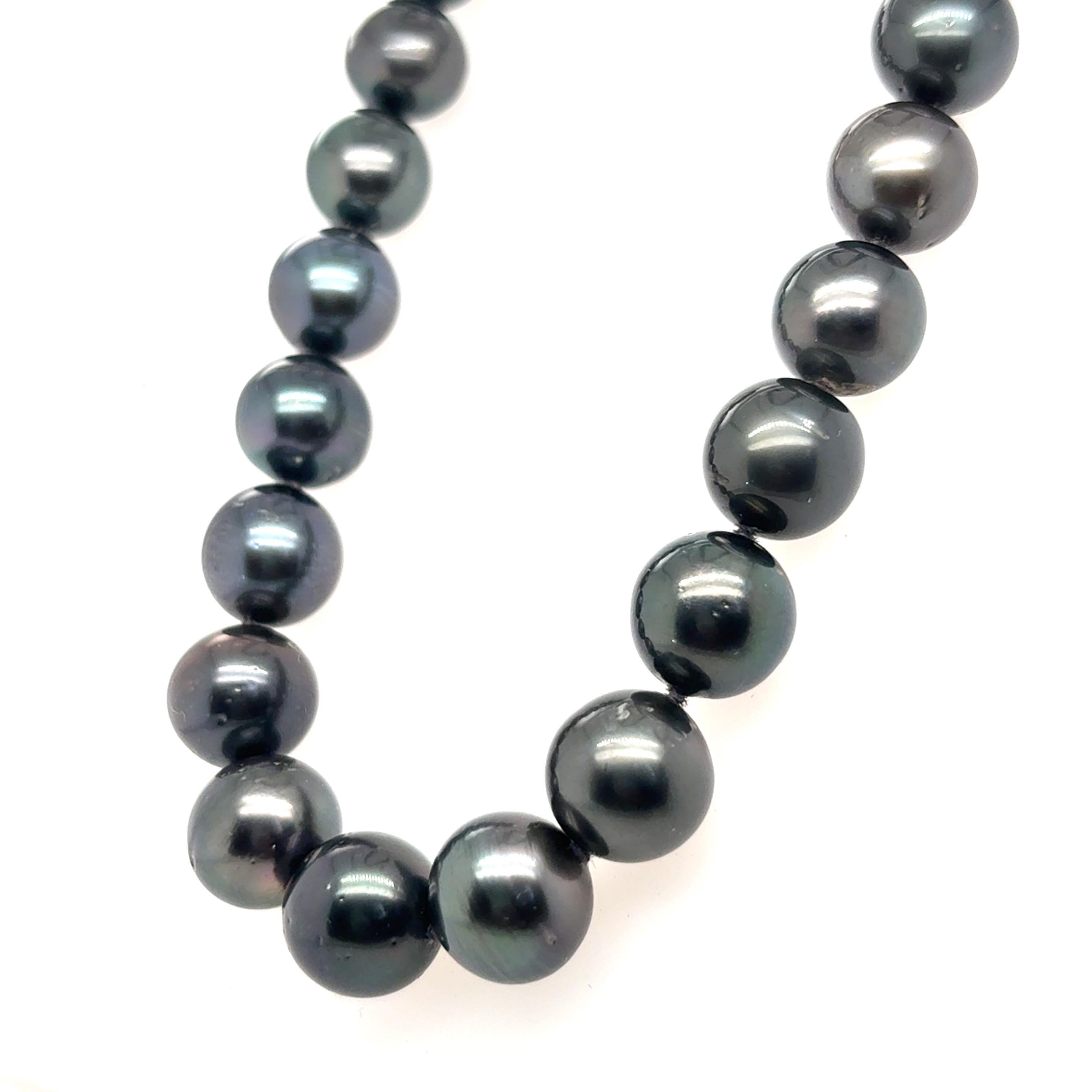 GIA-zertifizierte dunkle Tahiti-Perlenkette mit Weißgold-Verschluss (Kunsthandwerker*in) im Angebot