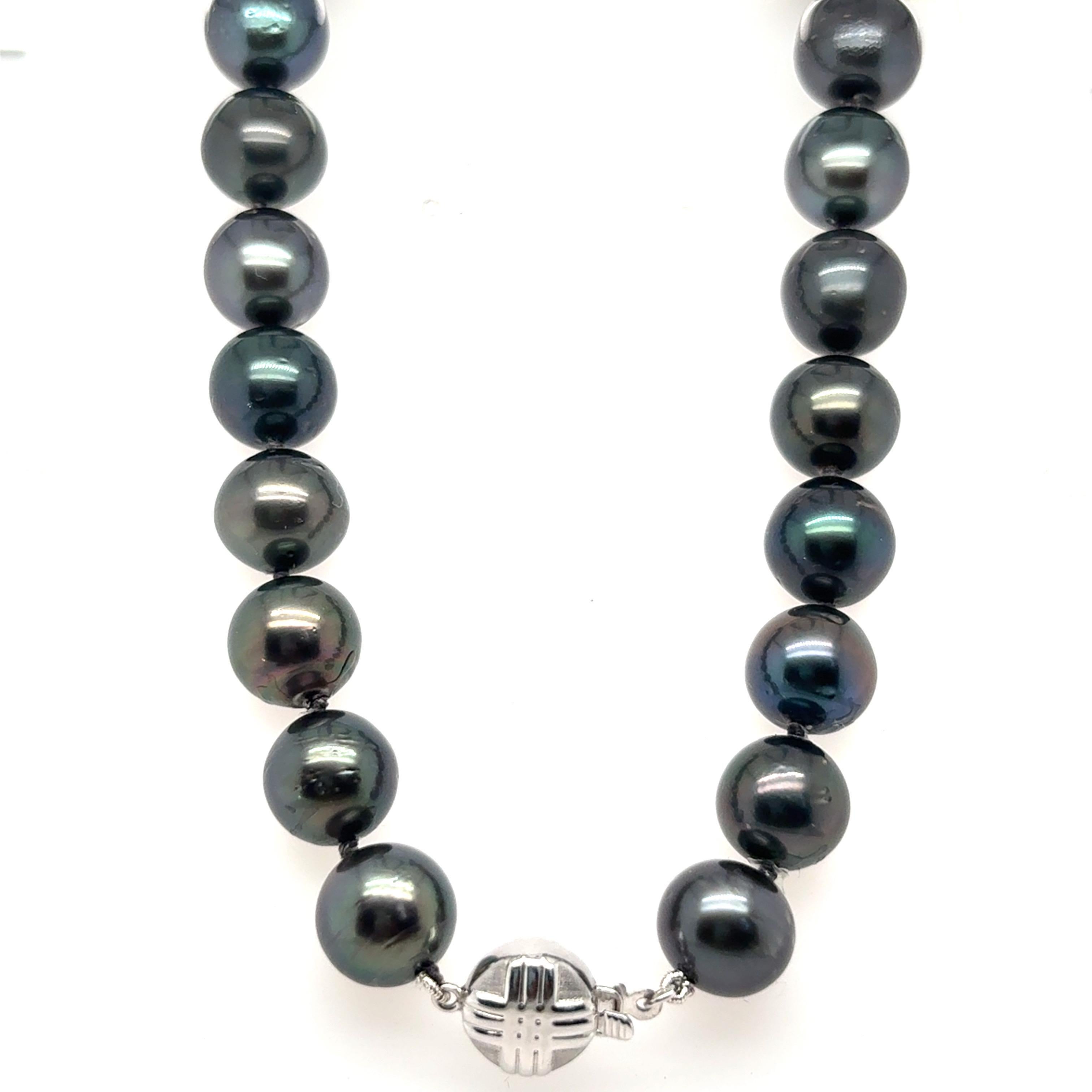 GIA-zertifizierte dunkle Tahiti-Perlenkette mit Weißgold-Verschluss Damen im Angebot