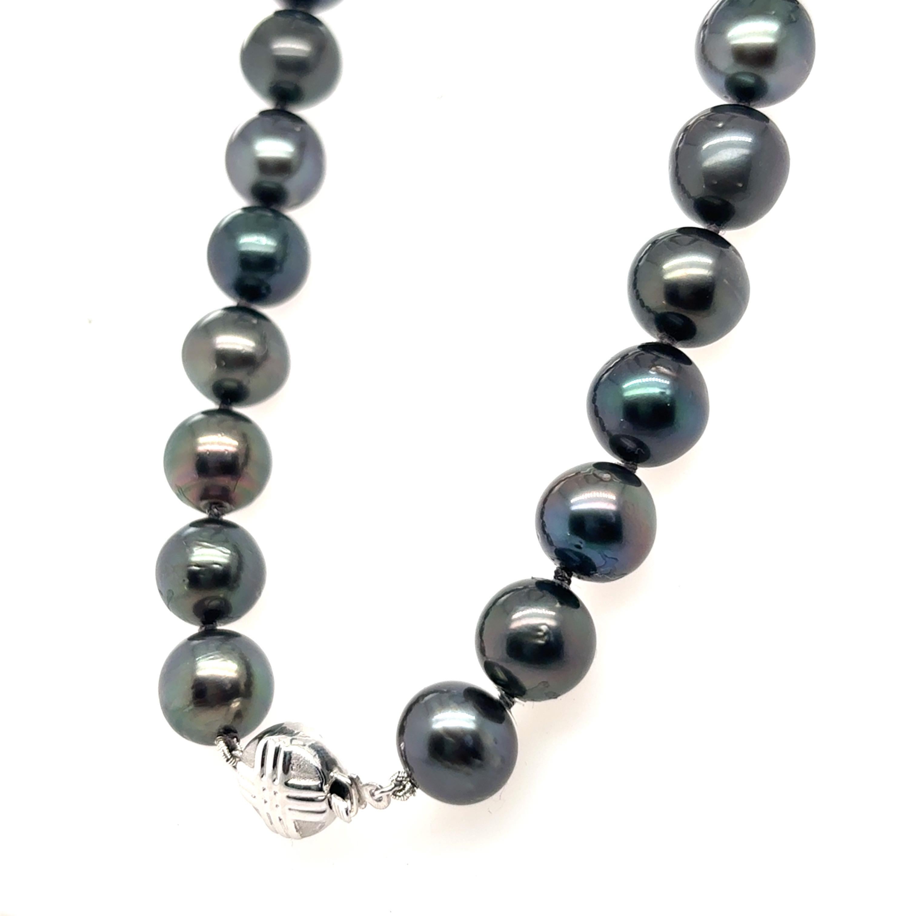 GIA-zertifizierte dunkle Tahiti-Perlenkette mit Weißgold-Verschluss im Angebot 1