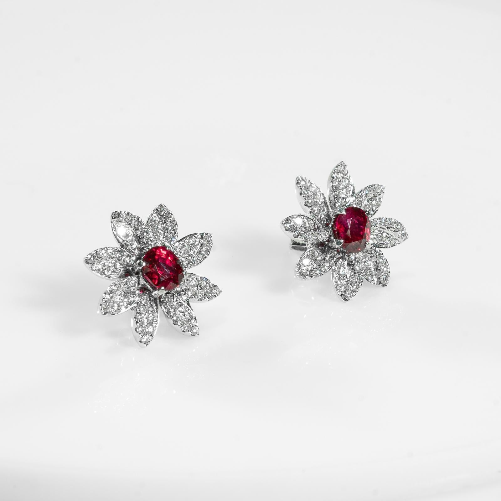 Taglio ovale GIA Certified Dazzling Sunflowers No Heat Borchie in rubino birmano e diamanti in vendita