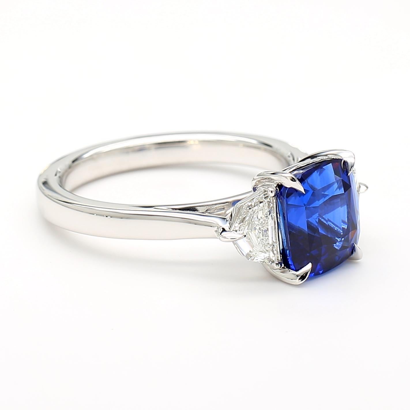 Anillo de oro con zafiro cojín azul profundo certificado por GIA y diamante blanco de 3,43 CT TW Corte cojín en venta