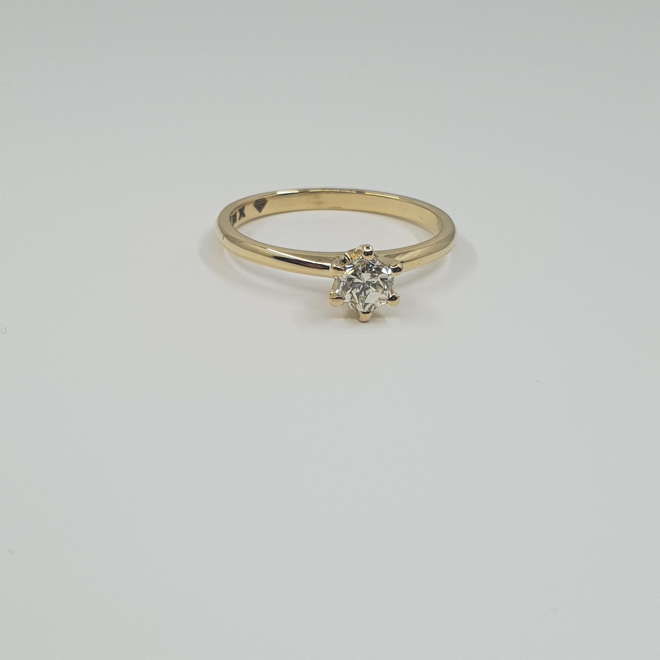 Modern GIA Certified Diamond 0.38 S-T/VS2 Solitaire Ring 750 Gold in 6 Prong Setting For Sale