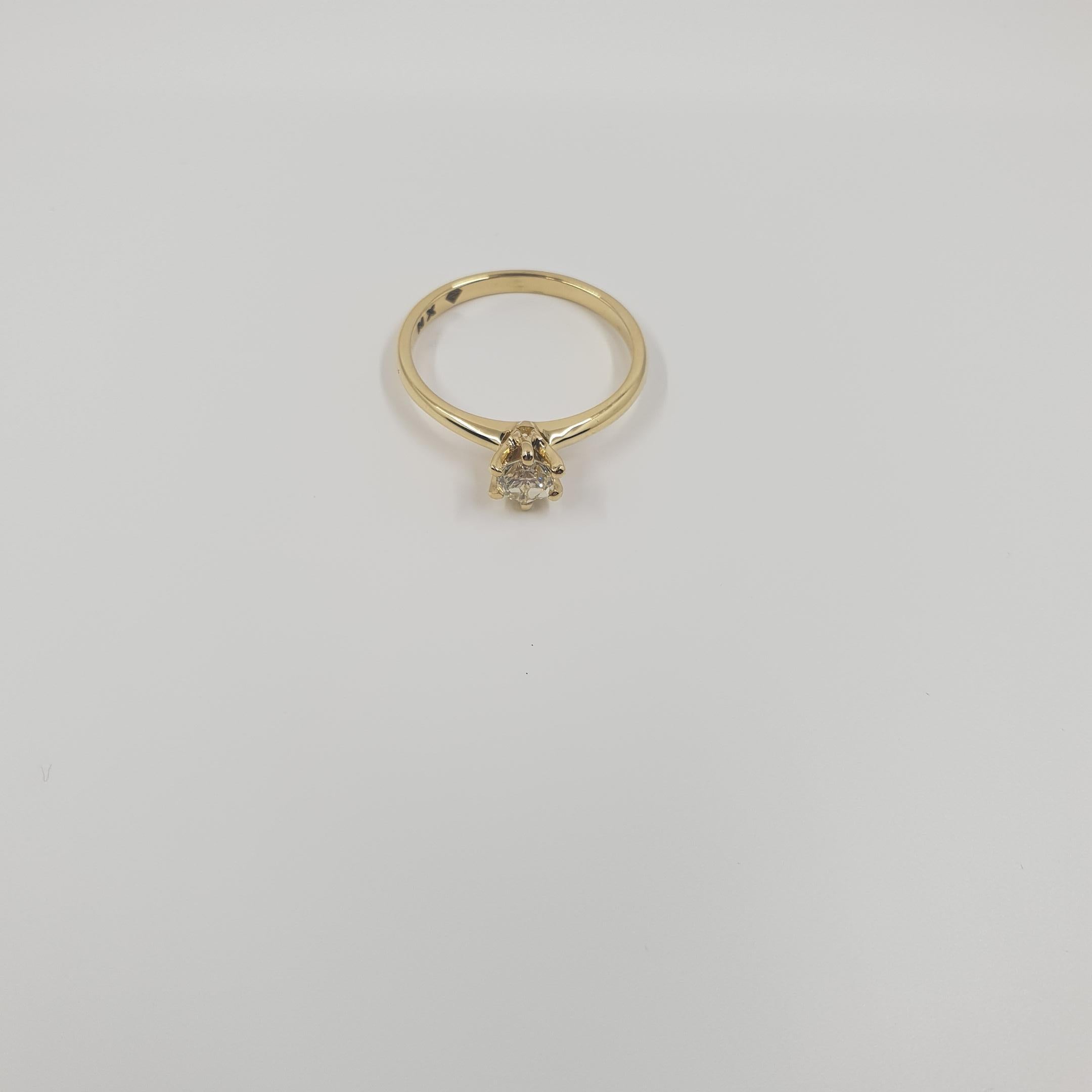 Bague solitaire en or 750 avec diamant certifié GIA 0,38 S-T/VS2 et monture à 6 griffes Pour femmes en vente