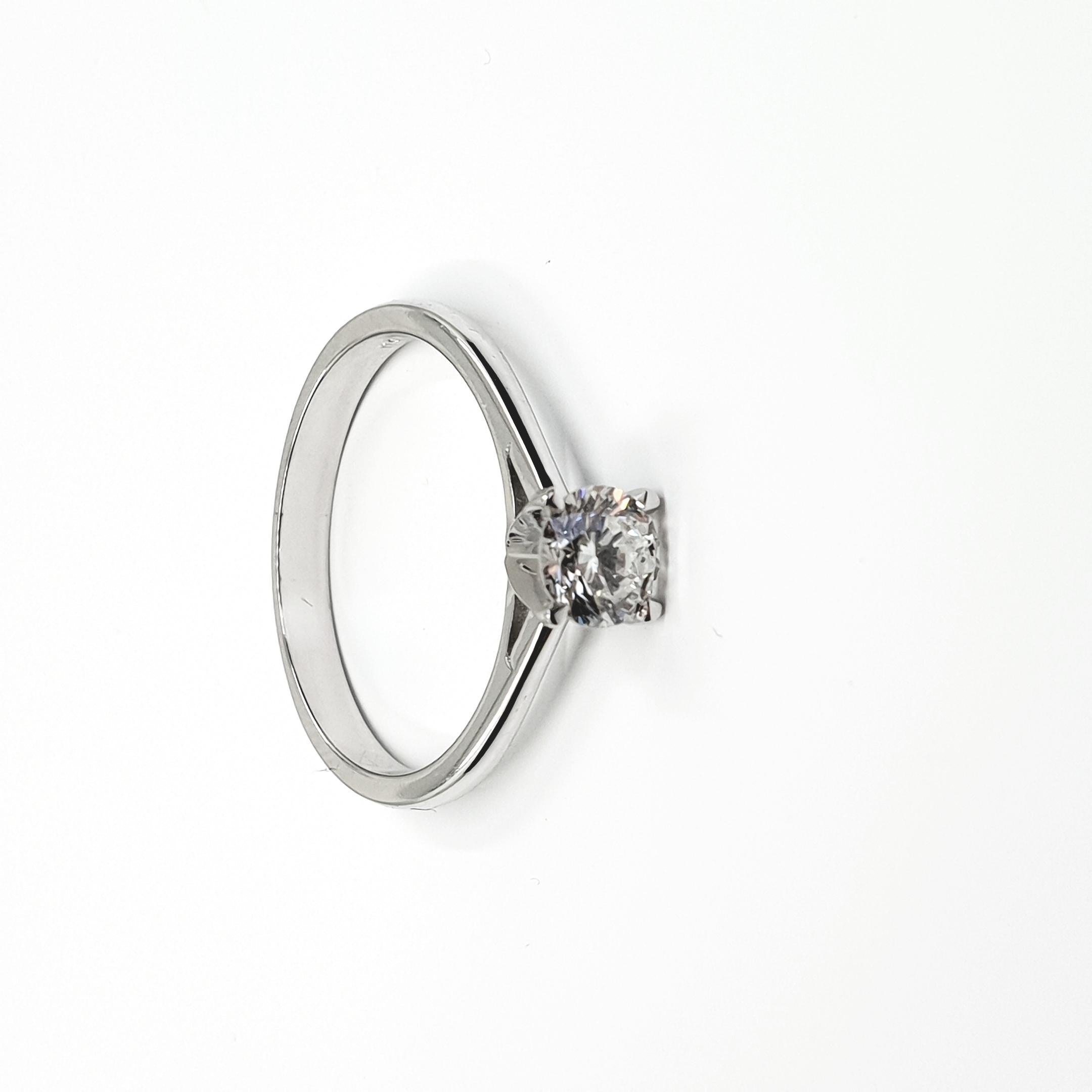 GIA-zertifizierter Diamant 0,50 I/VS2 Solitär-Ring 750 Gold in 4 Zackenfassung

Diamantring mit feinem Brillantschliff und Solitär in 18k Weißgold.
Vierzackige Fassung. Hochmontierter Diamant. 
Größe 54.

5 C`s:

Zertifikat: GIA
Karat: 0,50ct
Farbe: