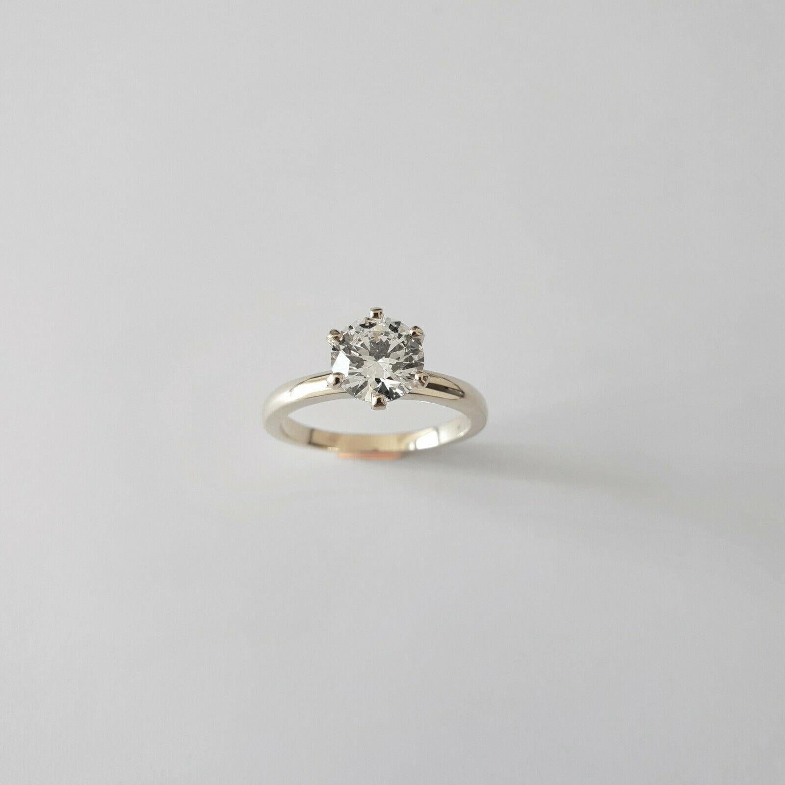 Modern GIA Certified Diamond 0.5-0.55 F/SI1 Solitaire Ring 750 Gold in 6 Prong Setting For Sale