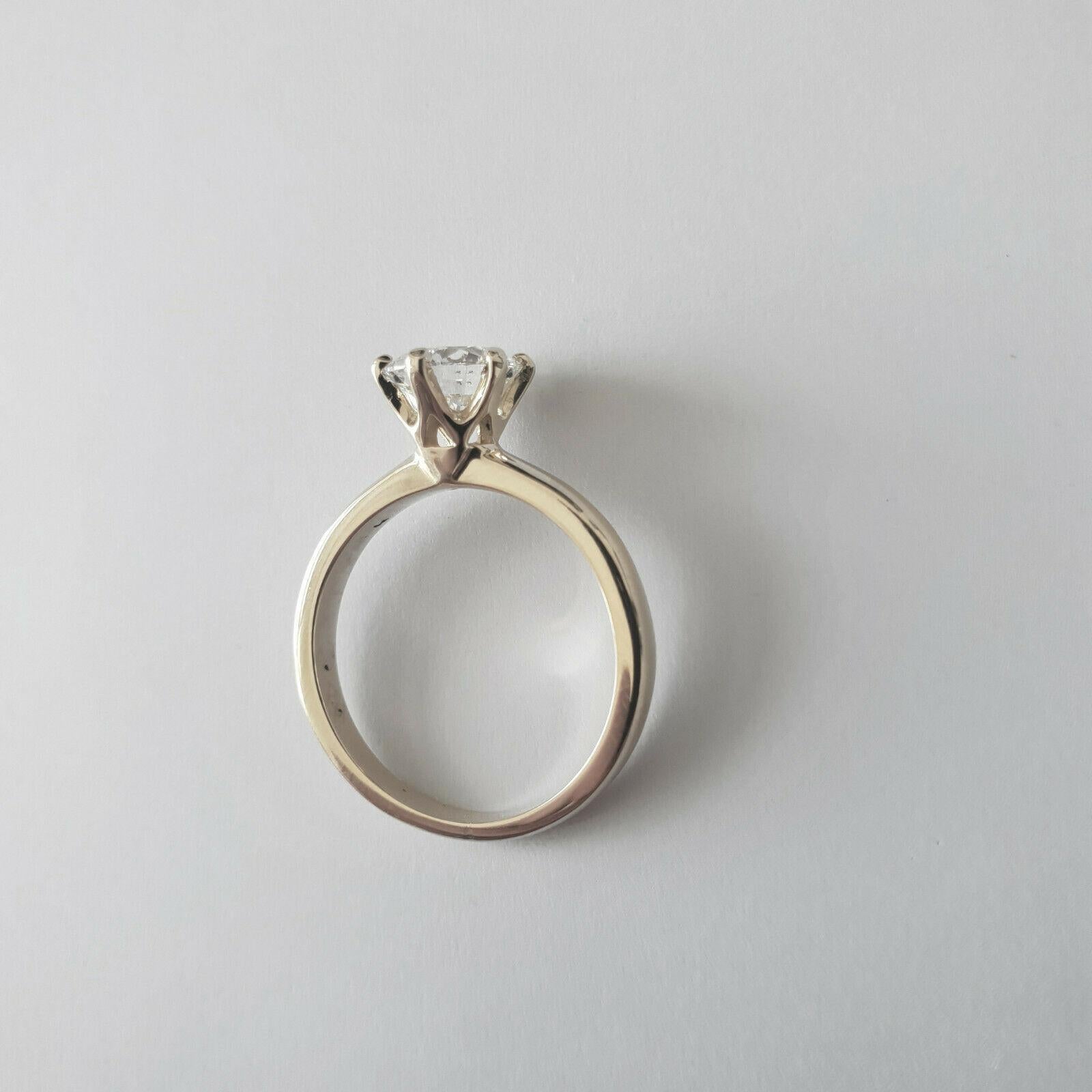 GIA-zertifizierter Diamant 0,5-0,55 F/SI1 Solitär-Ring 750 Gold in 6-Kreuz-Fassung Damen im Angebot
