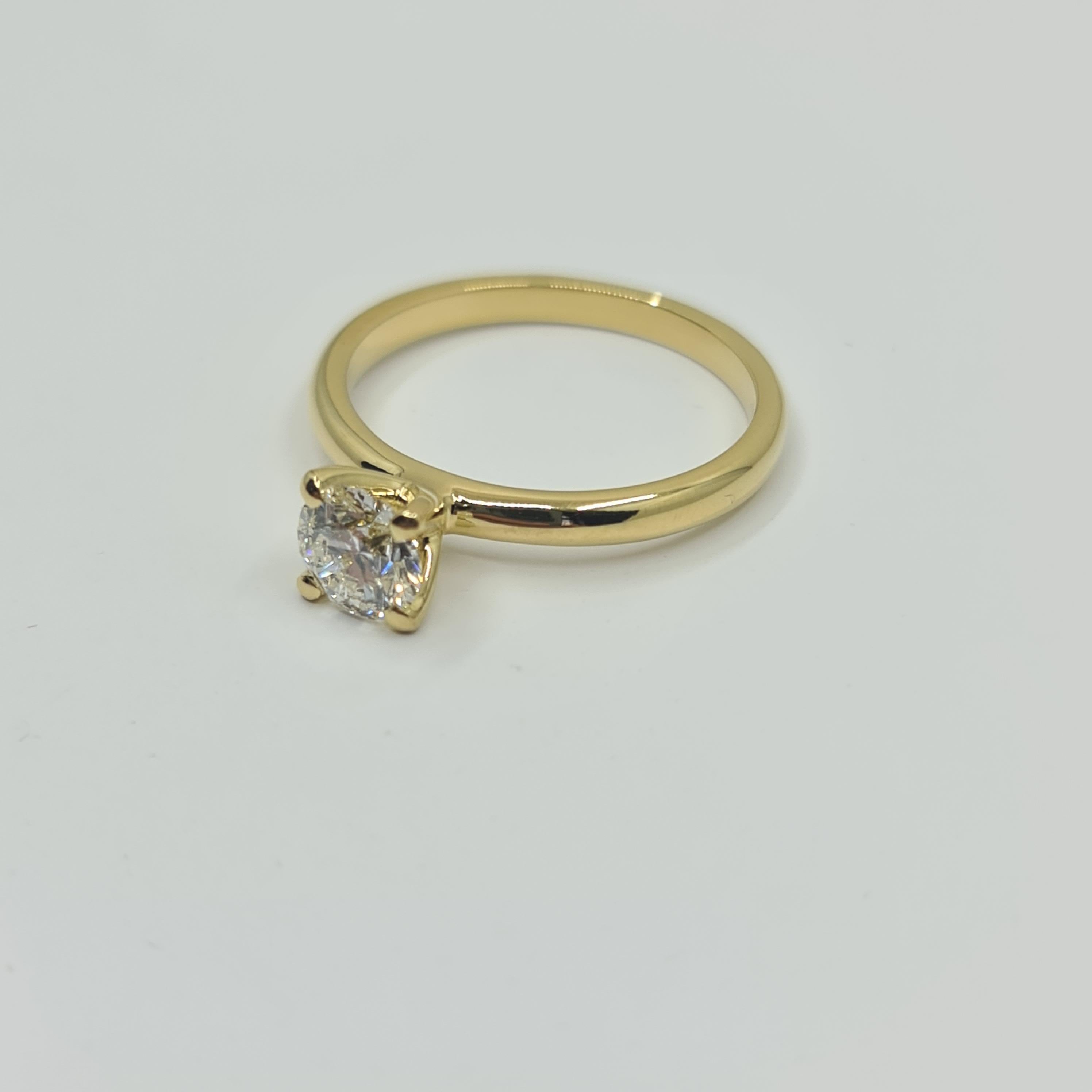 Modern GIA Certified Diamond 0.70 Carat F/VVS1 Solitaire Ring in 4 Prong Setting For Sale