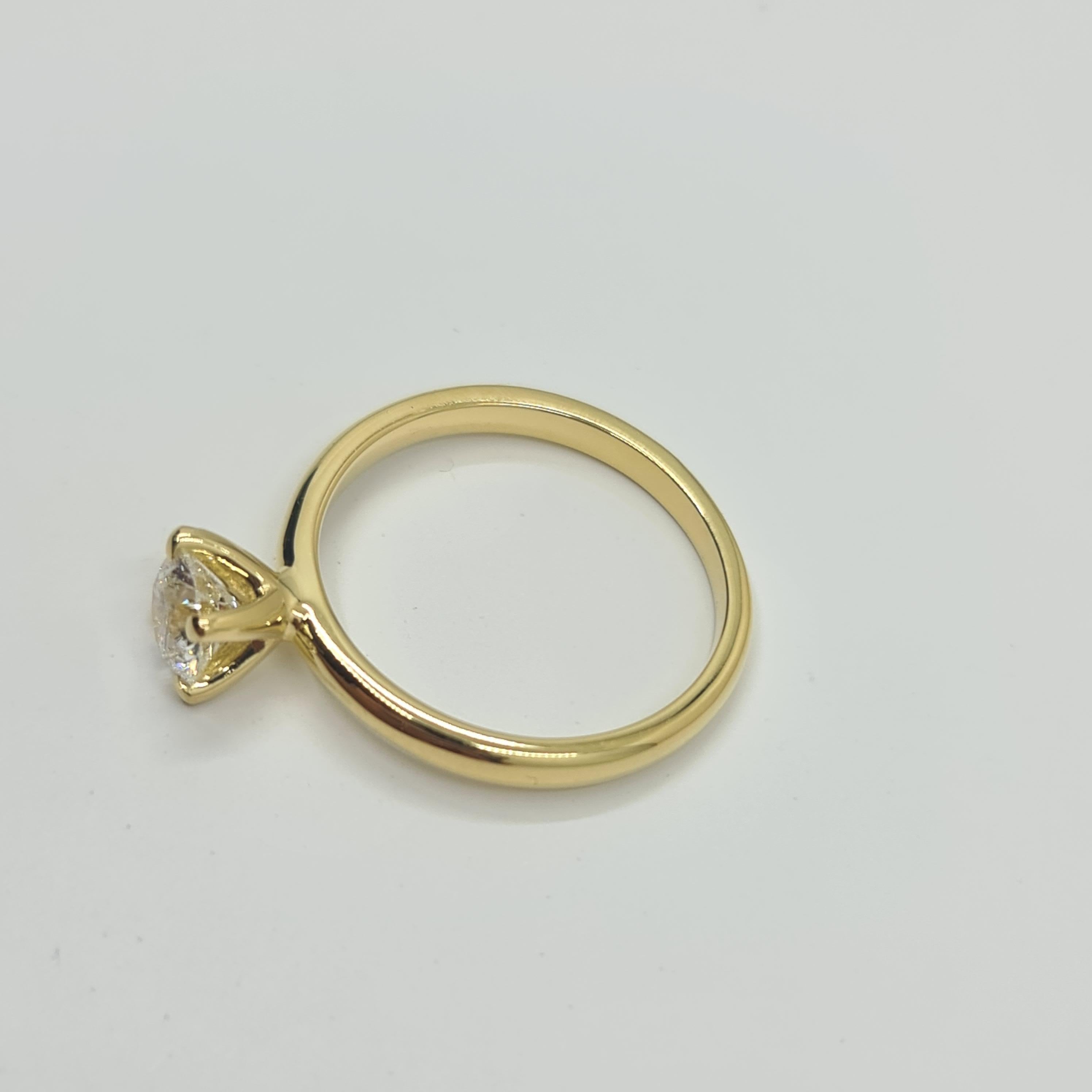 Women's GIA Certified Diamond 0.70 Carat F/VVS1 Solitaire Ring in 4 Prong Setting For Sale