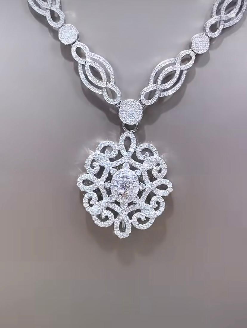 Un esclusivo ciondolo con diamanti.
Progettato con un design intricato, così elegante e particolare.Adorna il tuo collo e aggiungi un tocco di classe e raffinatezza.
Questo splendido ciondolo è realizzato in oro 18 carati con un diamante centrale