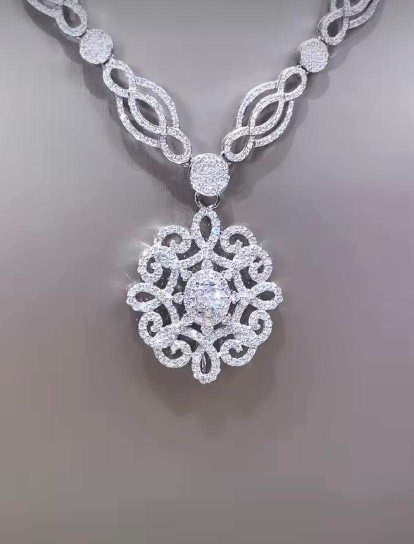 Ciondolo in oro 18 carati con diamante certificato GIA In condizioni Nuovo in vendita a Massafra, IT