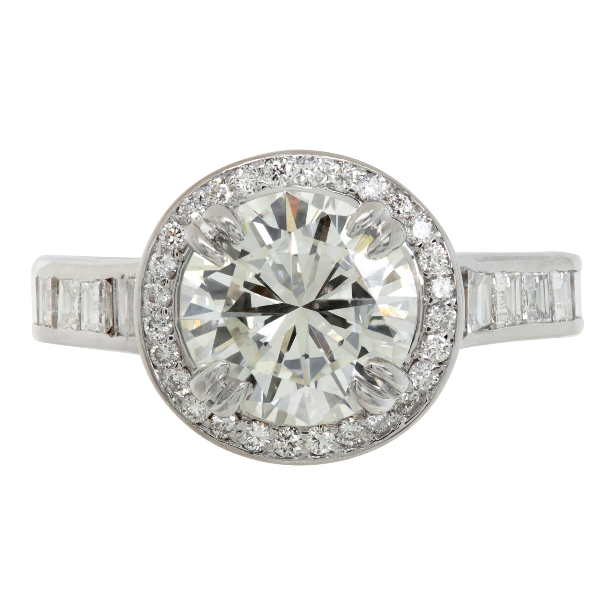 Anello certificato GIA con diamante rotondo taglio brillante da 2 carati (colore I, purezza VS2) incastonato in un'aureola in oro bianco Aiden & Co. da 18 carati. Misura 5,75

Questo anello certificato GIA è attualmente di misura 5.75. Alcuni