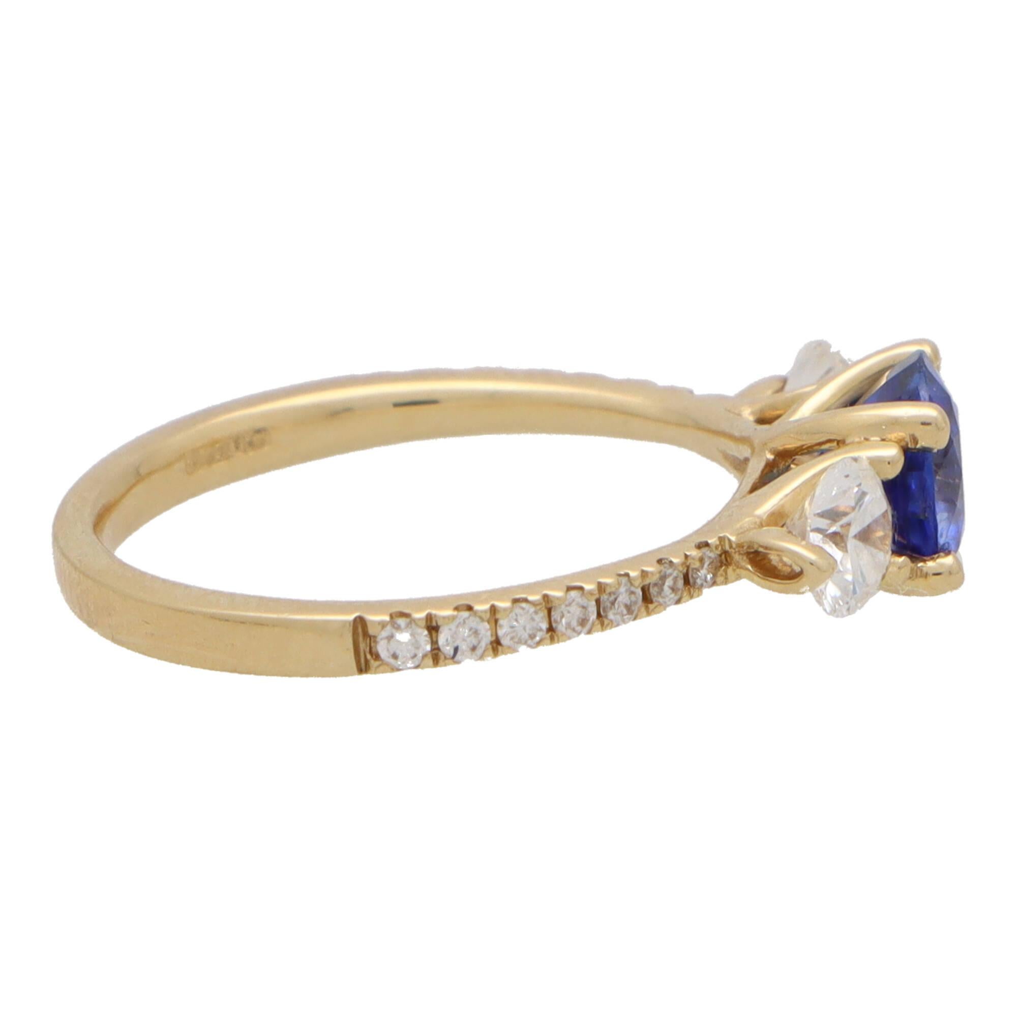 GIA Certified Diamond and Sapphire Ring With Diamond Shoulders in Yellow Gold In New Condition For Sale In London, GB