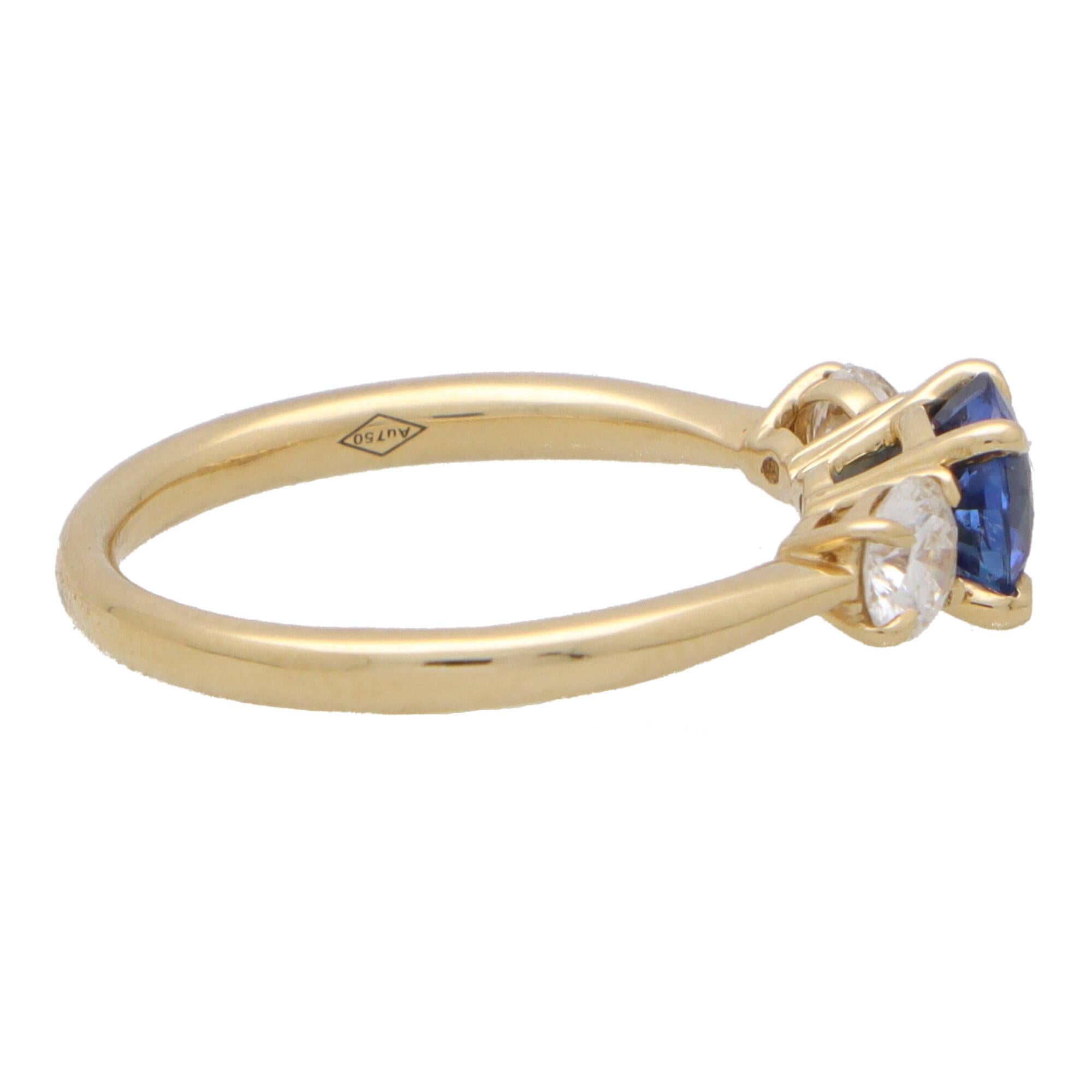 GIA Certified Diamond and Sapphire Three Stone Ring in 18k Yellow Gold In New Condition For Sale In London, GB