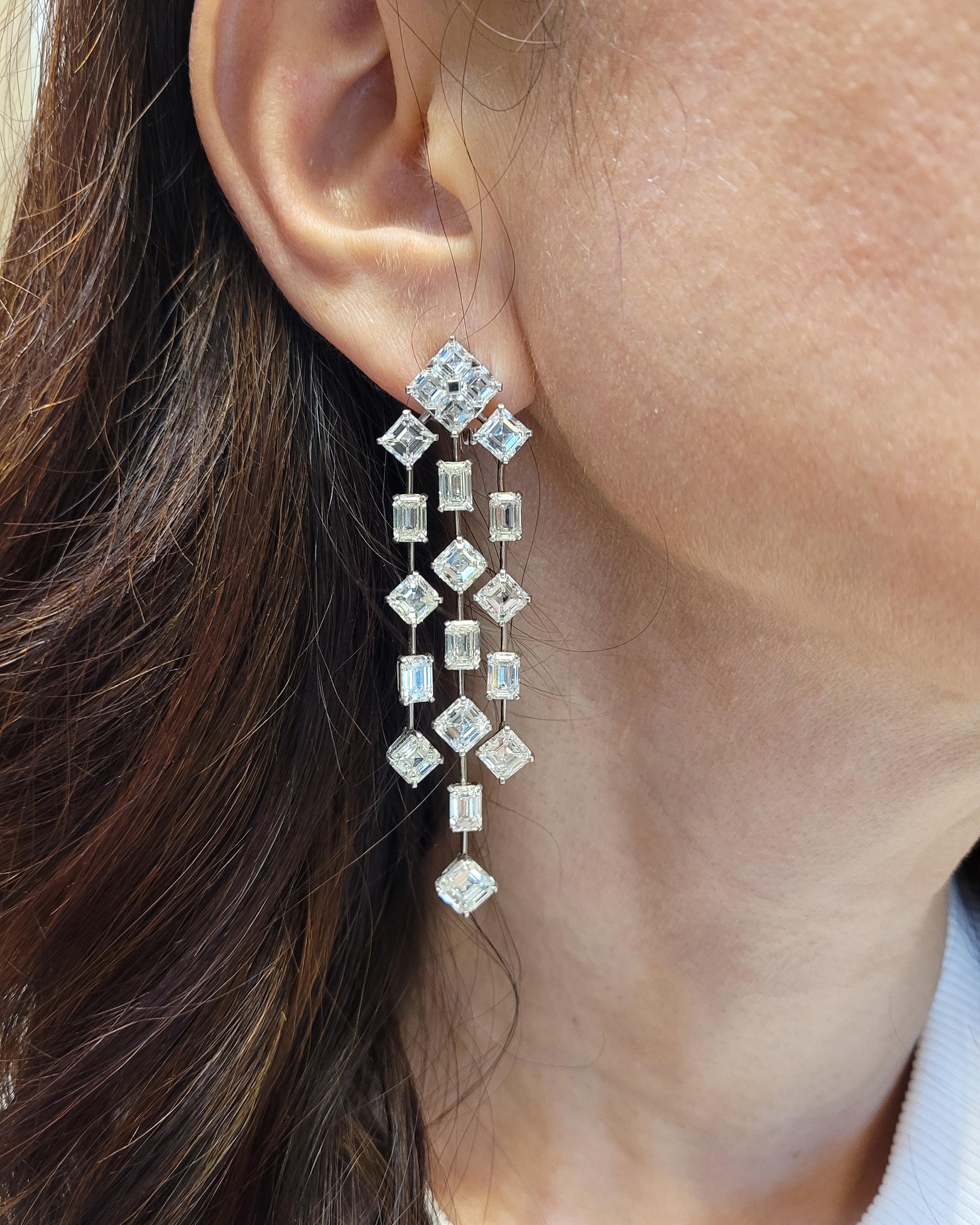 Atemberaubende Kronleuchter-Ohrringe, besetzt mit Diamanten in Mischform, montiert in Platin.

18 Diamanten im Smaragdschliff mit einem Gesamtgewicht von 19,52 Karat - GIA-zertifiziert. Farbe D-E-F-G, Reinheit VS-SI.
14 Diamanten im Smaragdschliff