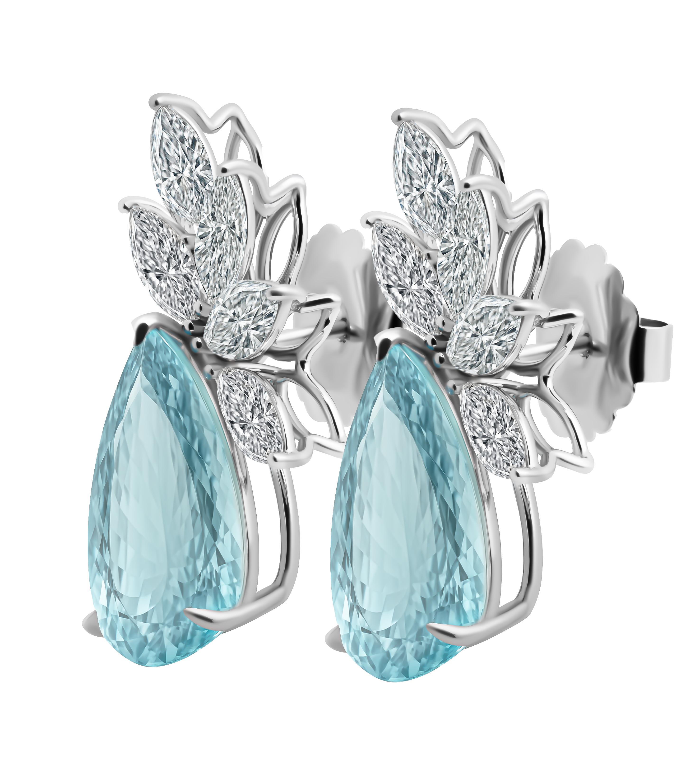 Orecchini a grappolo con diamanti certificati GIA e acquamarina a forma di pera
Montato in oro bianco 18 carati 
Pietre di acquamarina per un totale di 12,17 carati 
I diamanti a grappolo sulla parte superiore sono certificati GIA:
1. 0,30ct