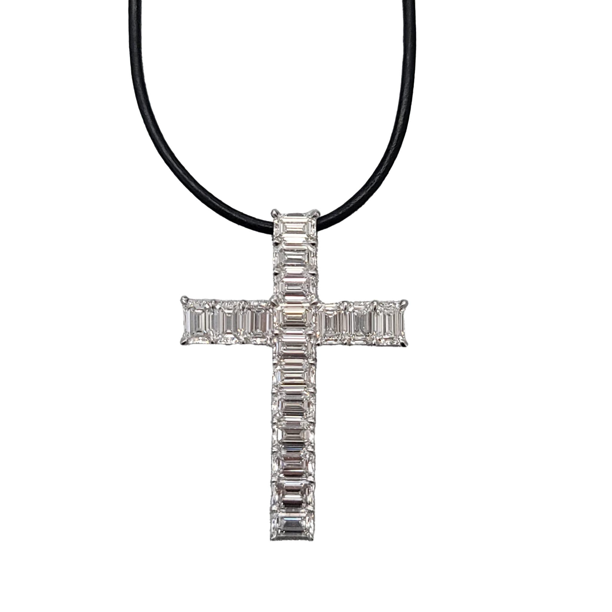 Croix en diamant et platine certifiée GIA Cette croix en diamant contient 17 diamants de taille émeraude pesant 12,47 carats.  (Couleur : D-F, Clarté : VVS1-VS2, Certifié GIA), le tout serti dans du platine avec un cordon en cuir ajustable. Mesures