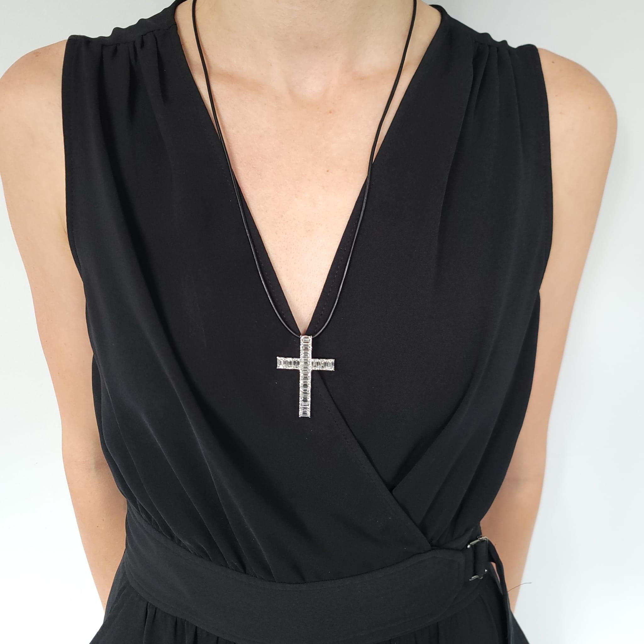 Taille émeraude Croix en diamants certifiée GIA en vente