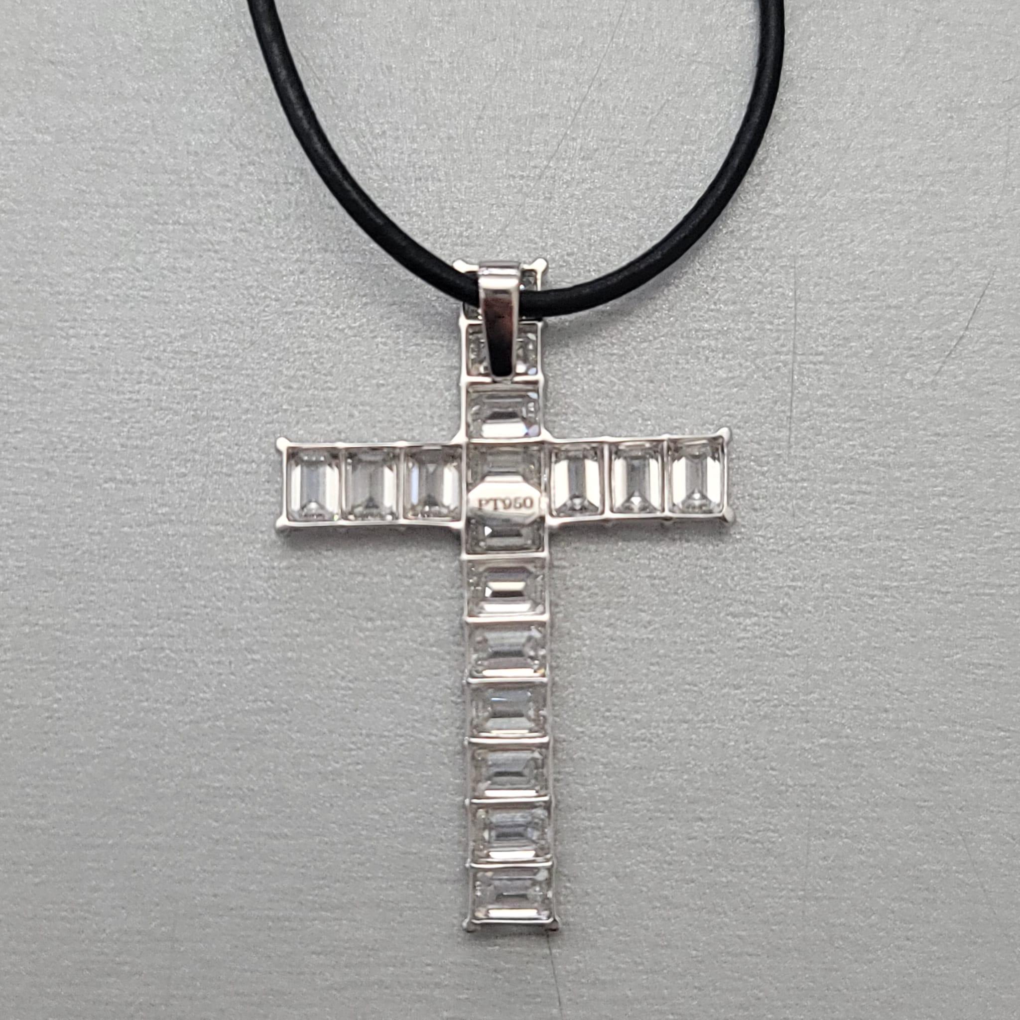 Croix en diamants certifiée GIA Unisexe en vente