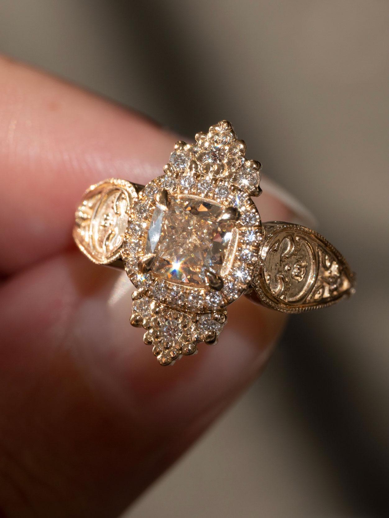 En vente :  Bague Dreamers de 1 carat de diamants certifiés GIA, taille coussin, pavé français 4