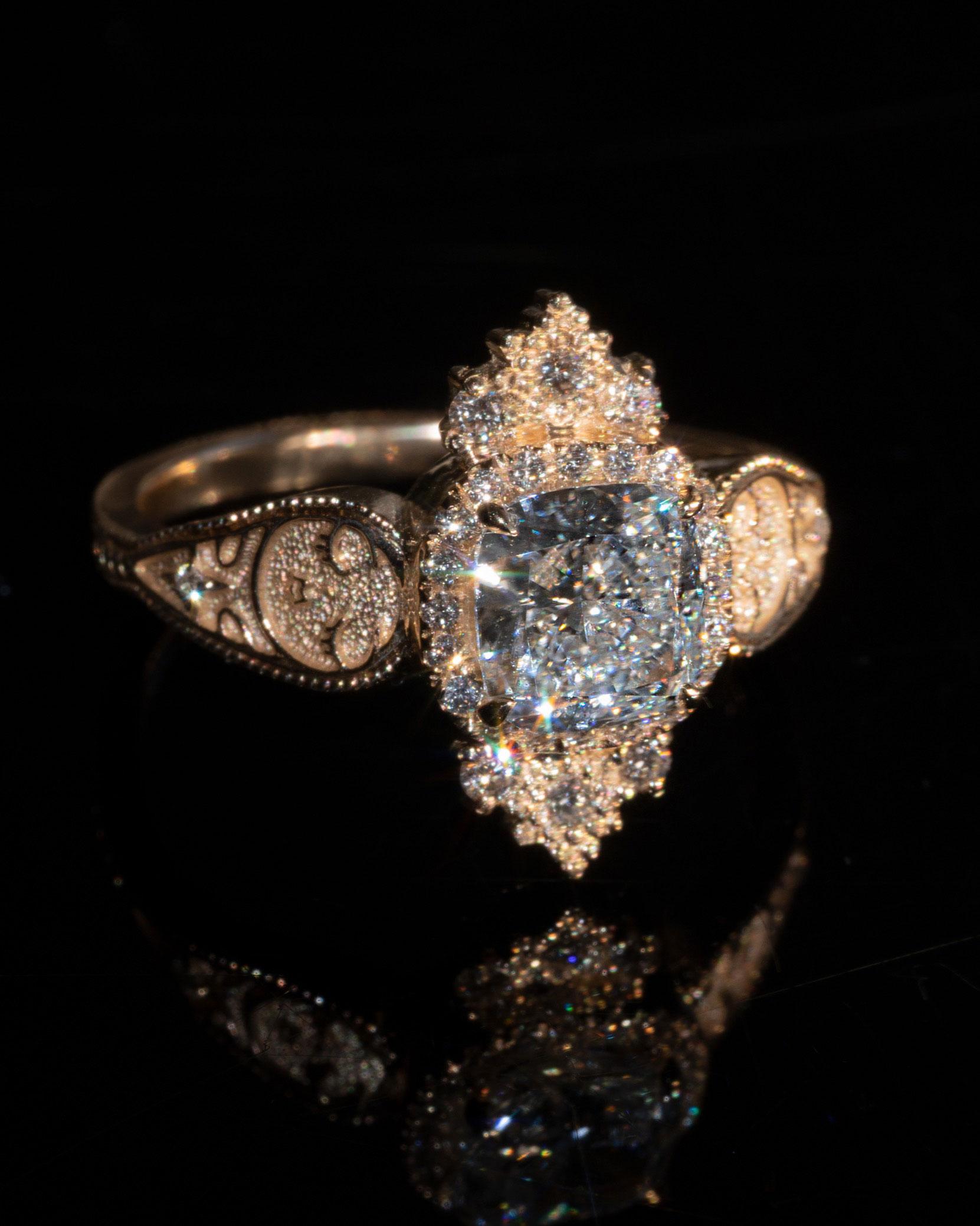 En vente :  Bague Dreamers de 1 carat de diamants certifiés GIA, taille coussin, pavé français 8