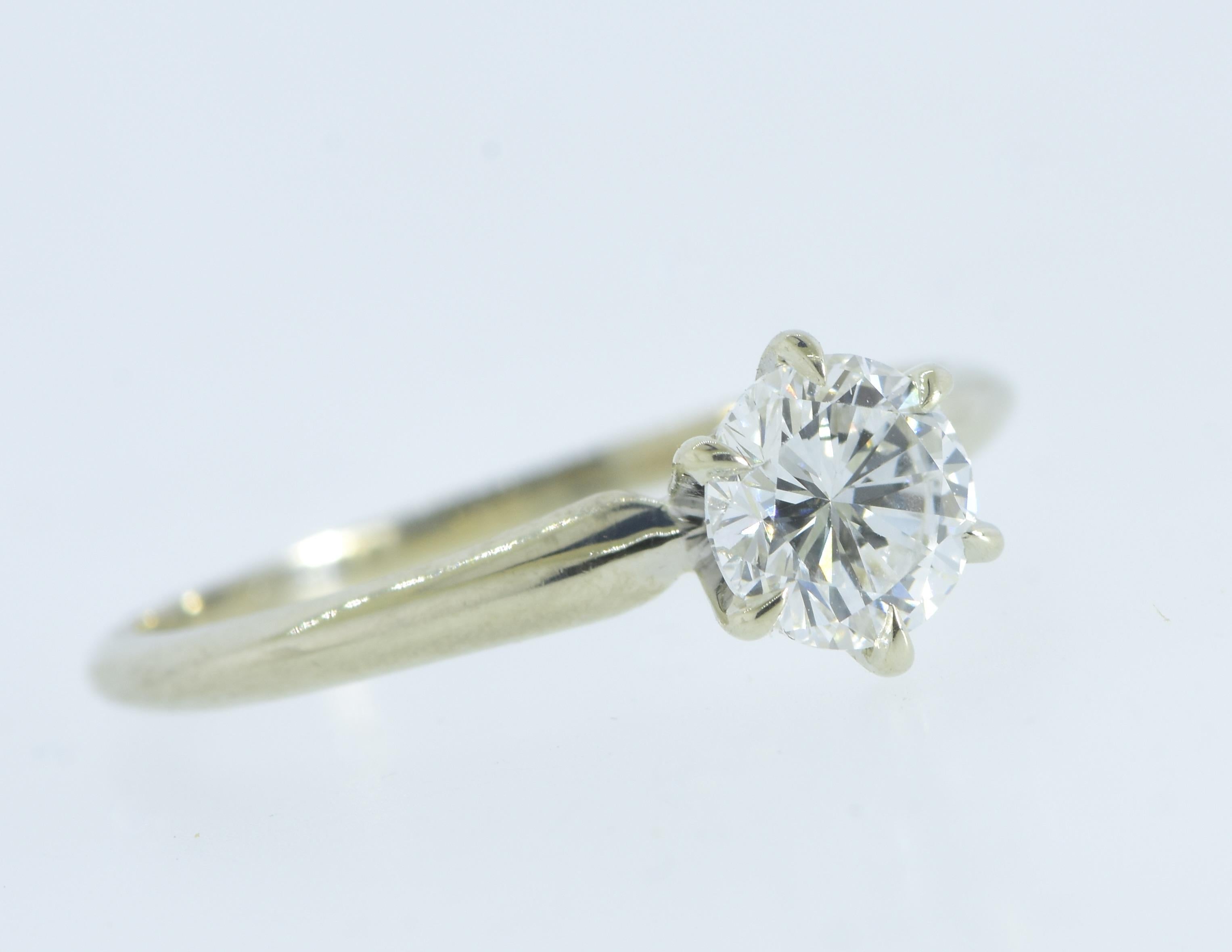 GIA-zertifizierter Diamant, E, farblos in einem schönen Contemporary-Ring für Damen oder Herren im Angebot