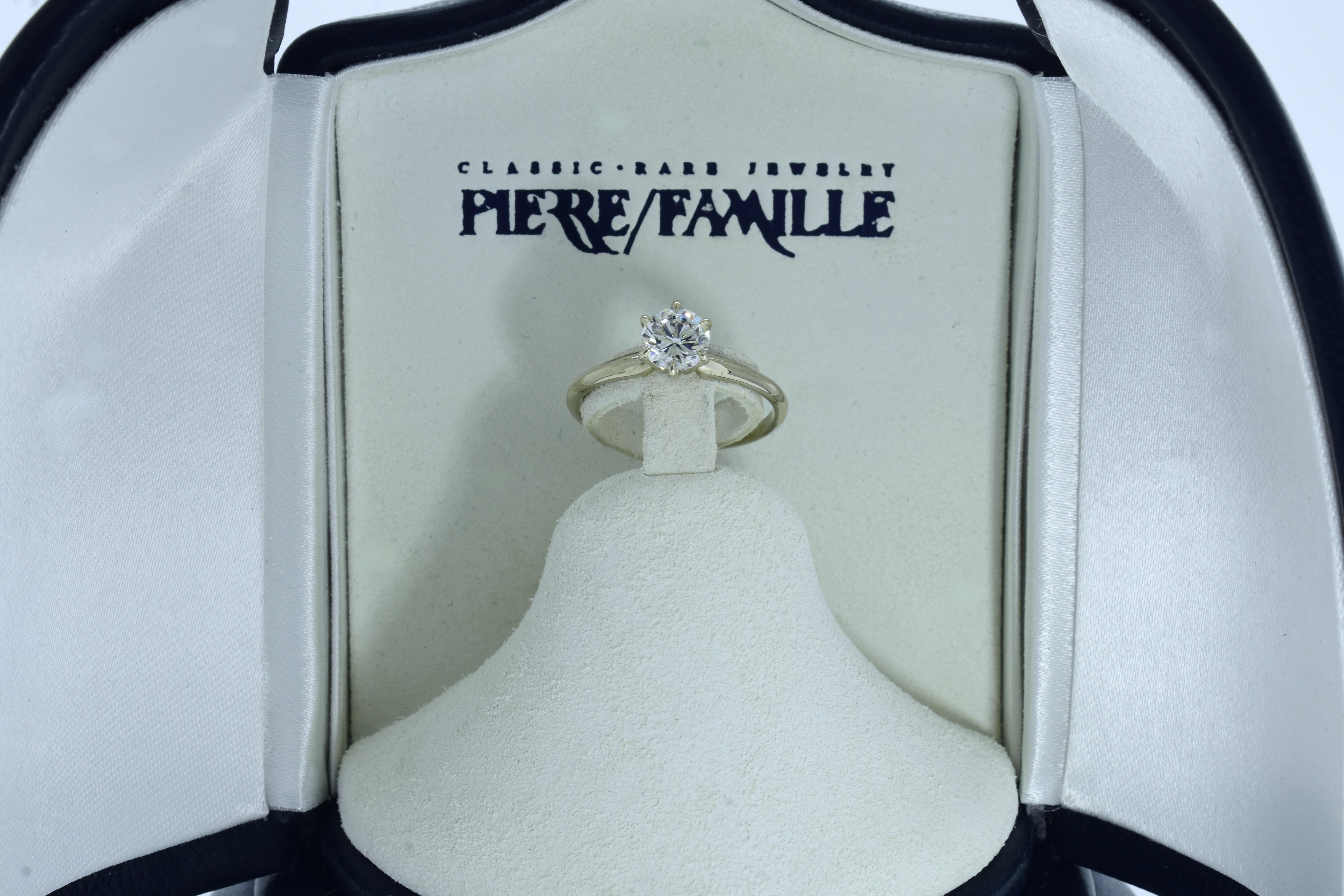 GIA-zertifizierter Diamant, E, farblos in einem schönen Contemporary-Ring im Angebot 1