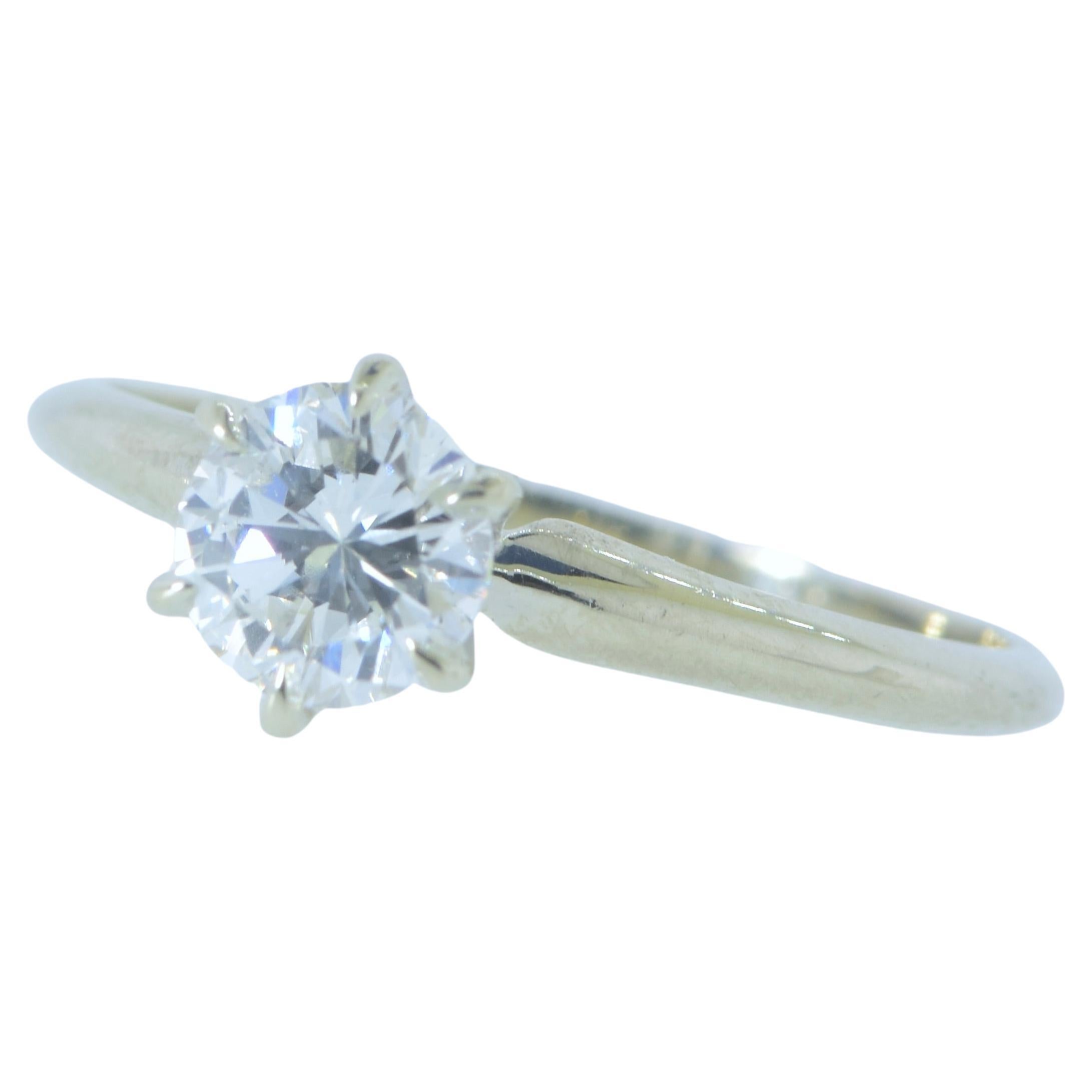 GIA-zertifizierter Diamant, E, farblos in einem schönen Contemporary-Ring im Angebot