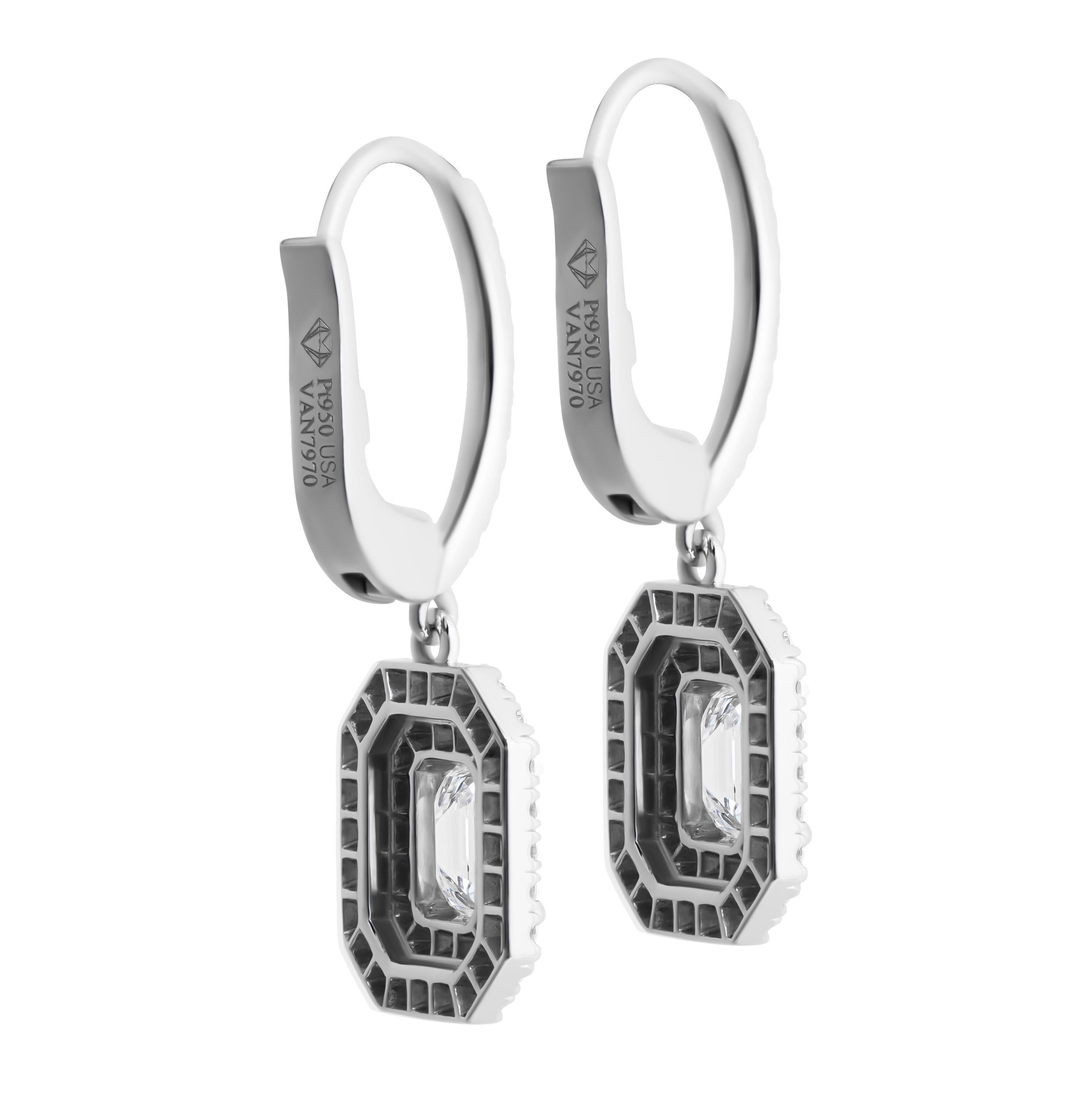Moderne Boucle d'oreille en diamant certifié GIA avec des diamants taille émeraude en vente