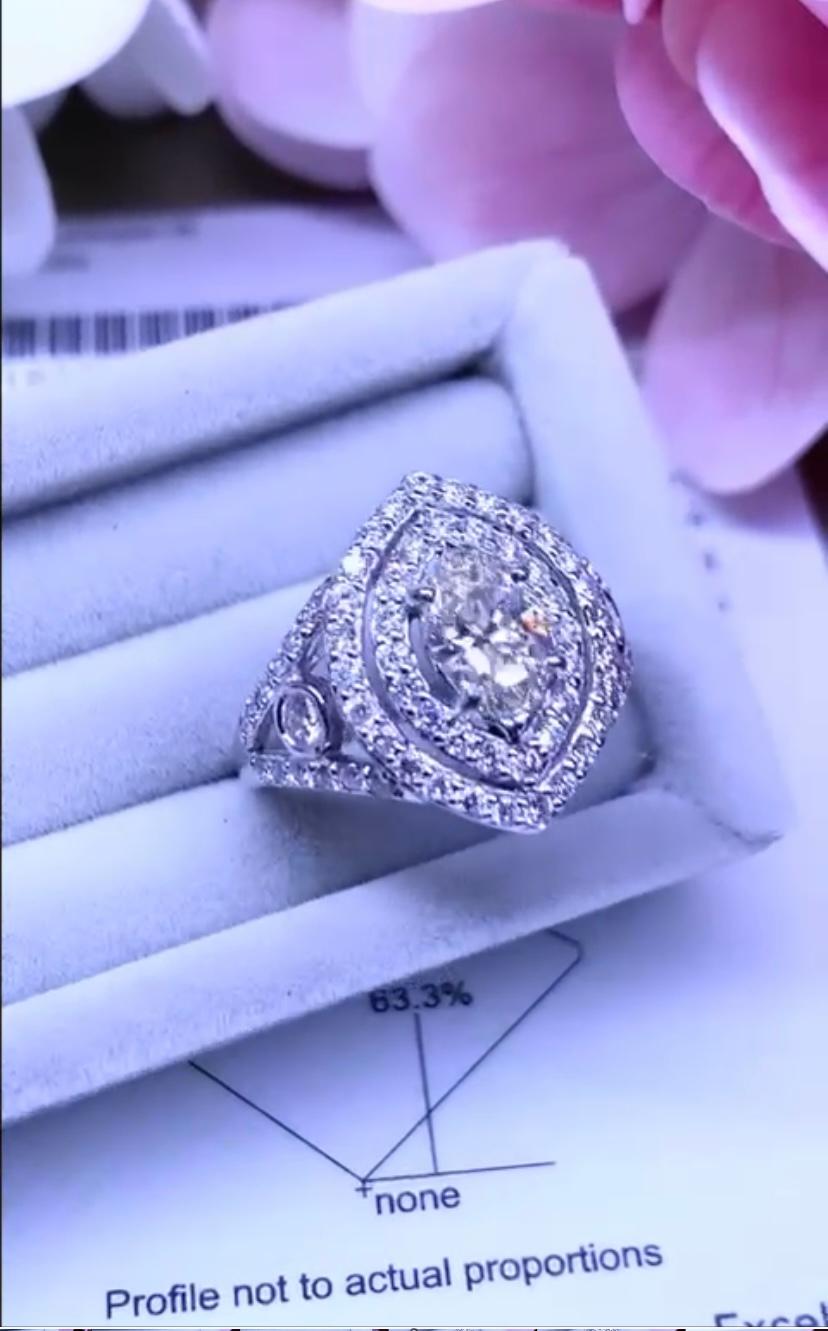 Un style exquis et original, si raffiné et élégant, en or 18k avec un diamant certifié GIA en taille ovale de 1.00 carats, K/VS2, et 70 pièces de diamants ronds de taille brillant de 1.32 carats, F/VS.
Fabriqué à la main par un artisan