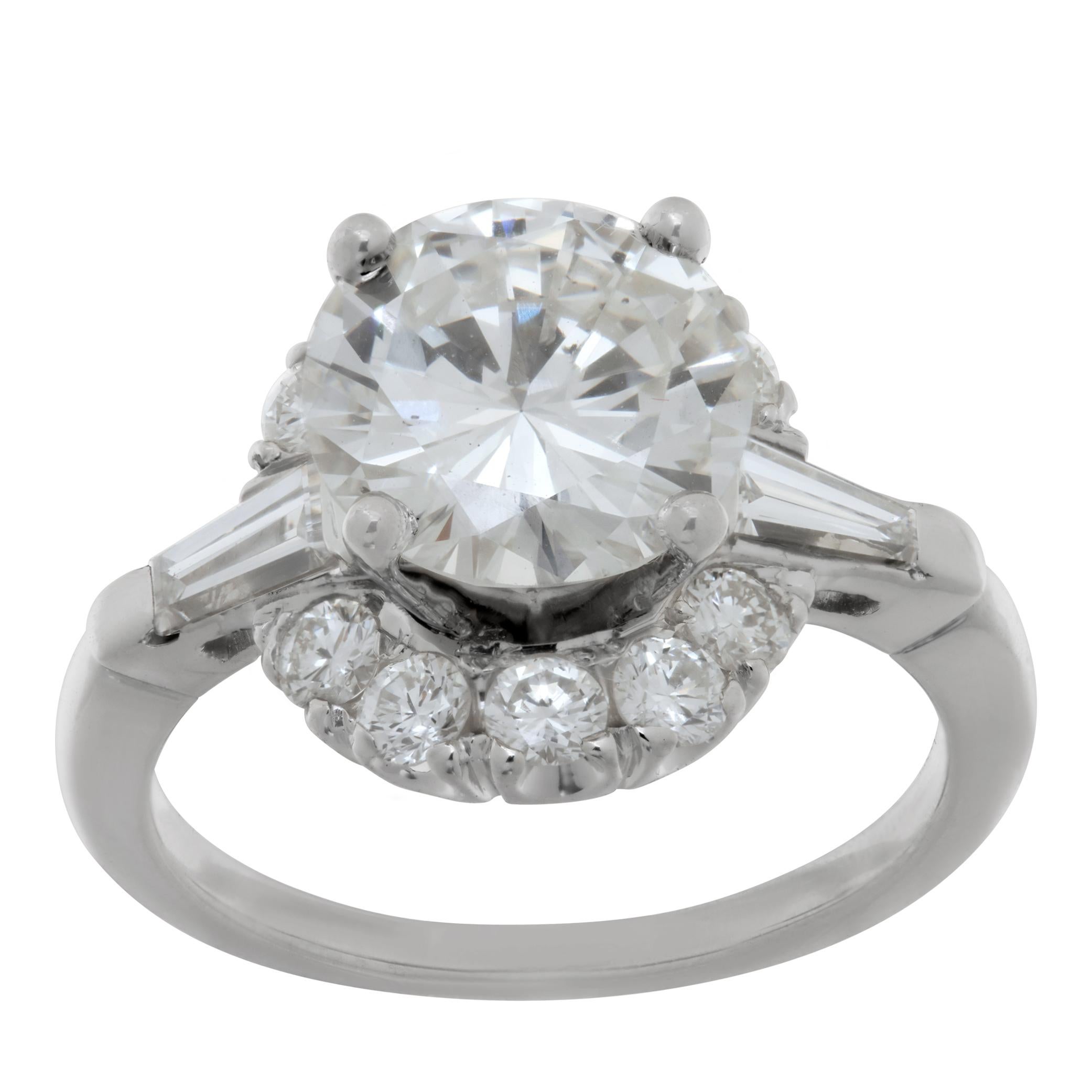 Anello certificato GIA con diamante rotondo taglio brillante da 2,19 carati (colore H, purezza SI1) incastonato in platino con accenti di diamante. Taglia 5.25

Questo anello certificato GIA è attualmente di misura 5.25. Alcuni articoli possono