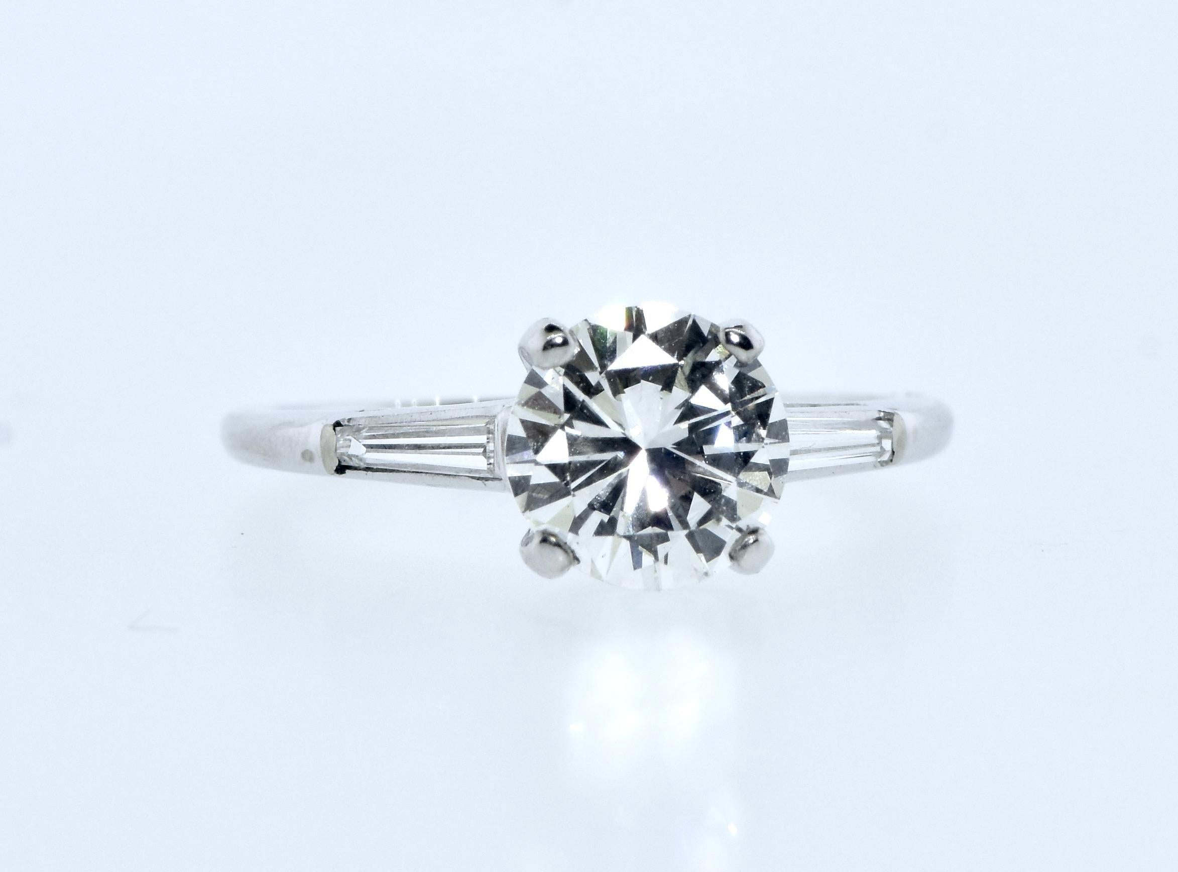GIA-zertifizierter Diamantring.  Der runde Diamant im Brillantschliff wiegt genau 1,35 Karat.  Das Gemological Institute of America hat diesen Diamanten im September 2023 als nahezu farblos, H, und leicht eingeschlossen bis zum zweiten Grad (SI2)