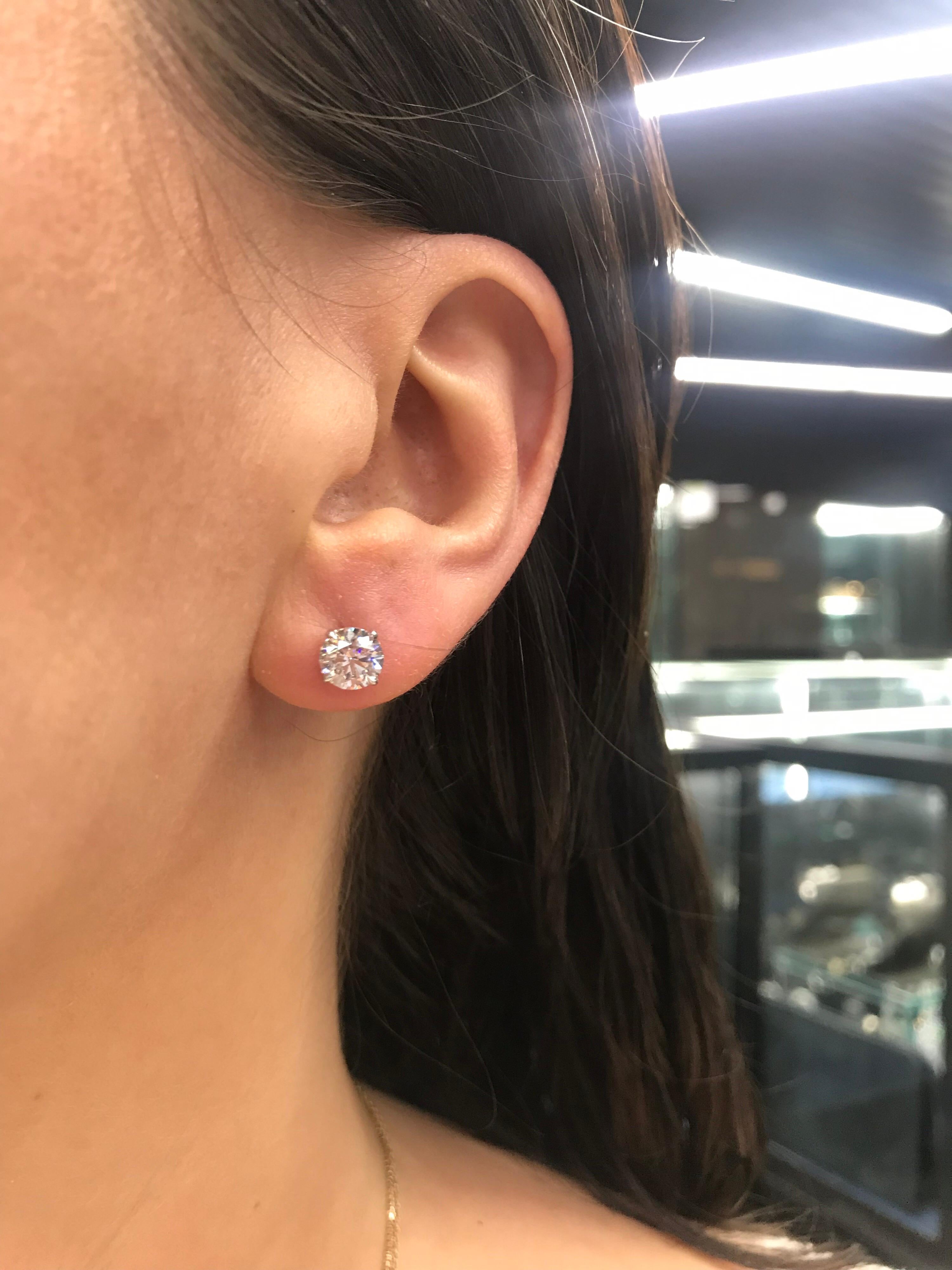 GIA Certified Diamond Stud earrings weighing 2.01 carats in an 18k white gold 4 prong champagne setting.
Color: F
Clarity: SI2
Setting can be changed to a Basket, Martini or Champagne/ 3 or 4 Prong/ 14 or 18 Gold Karat.
DM for more Info.
More