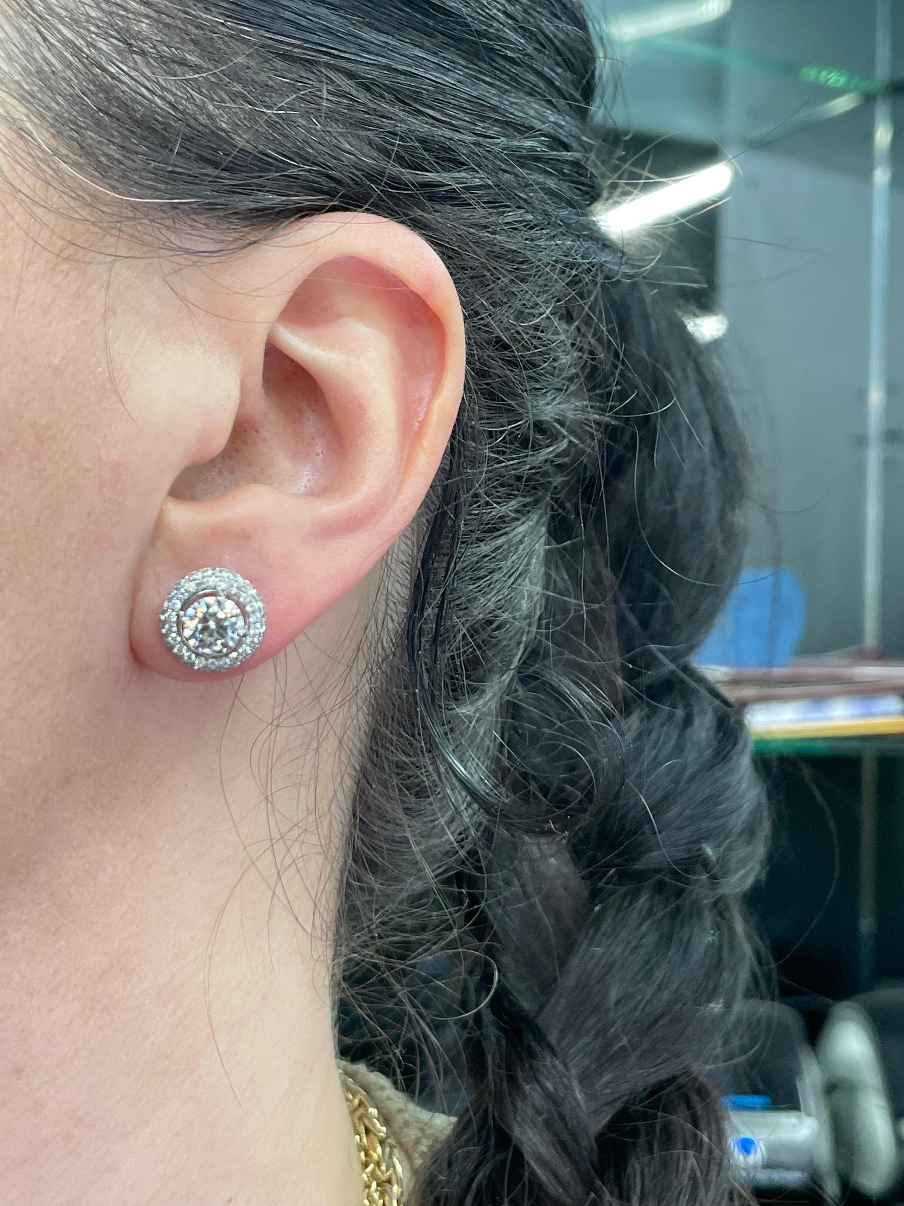 Orecchini con diamante certificato GIA 2,01 carati J SI1 18 carati in oro bianco in vendita 1