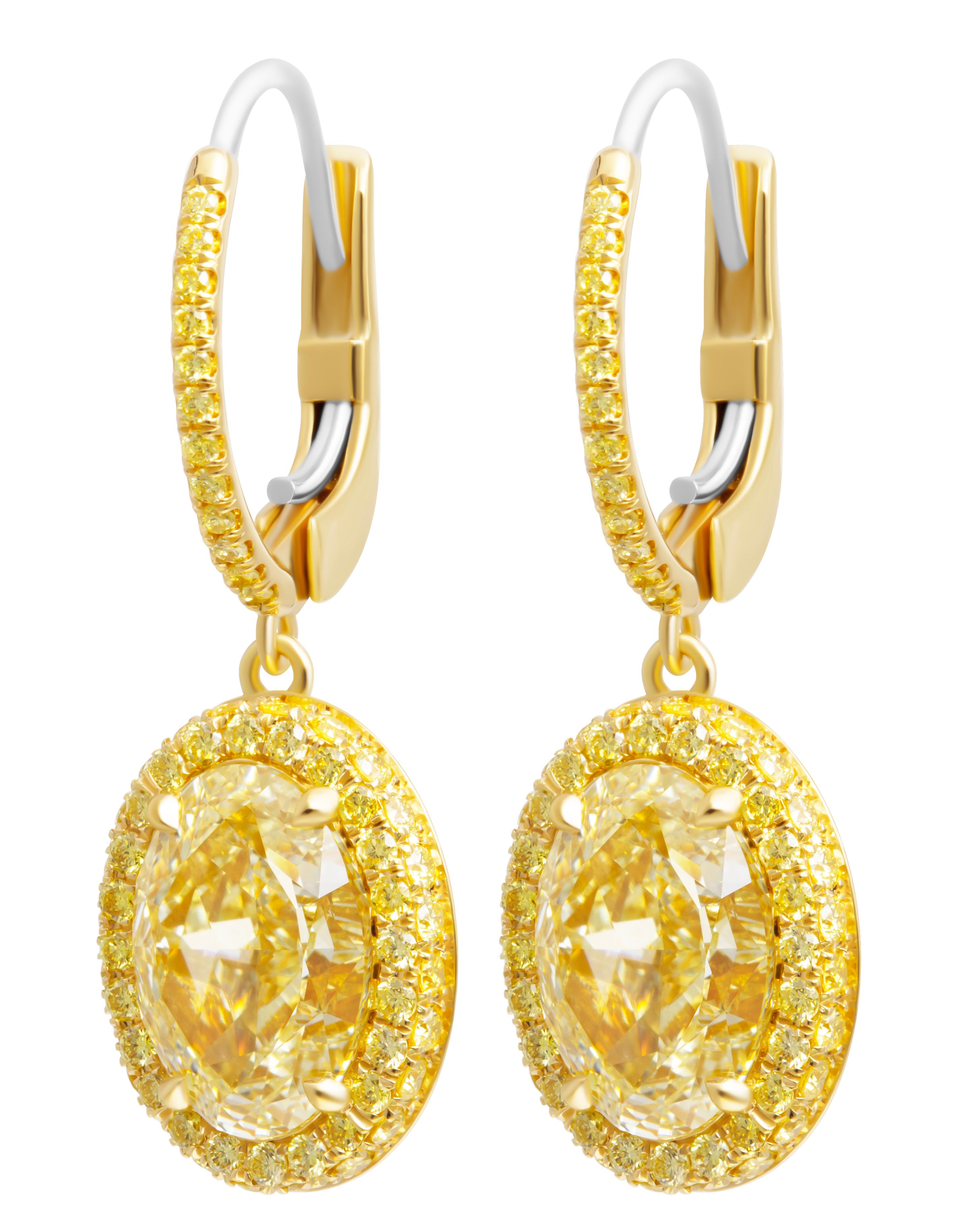 Moderne Boucle d'oreille certifiée GIA avec diamants ovales de couleur jaune clair fantaisie en vente
