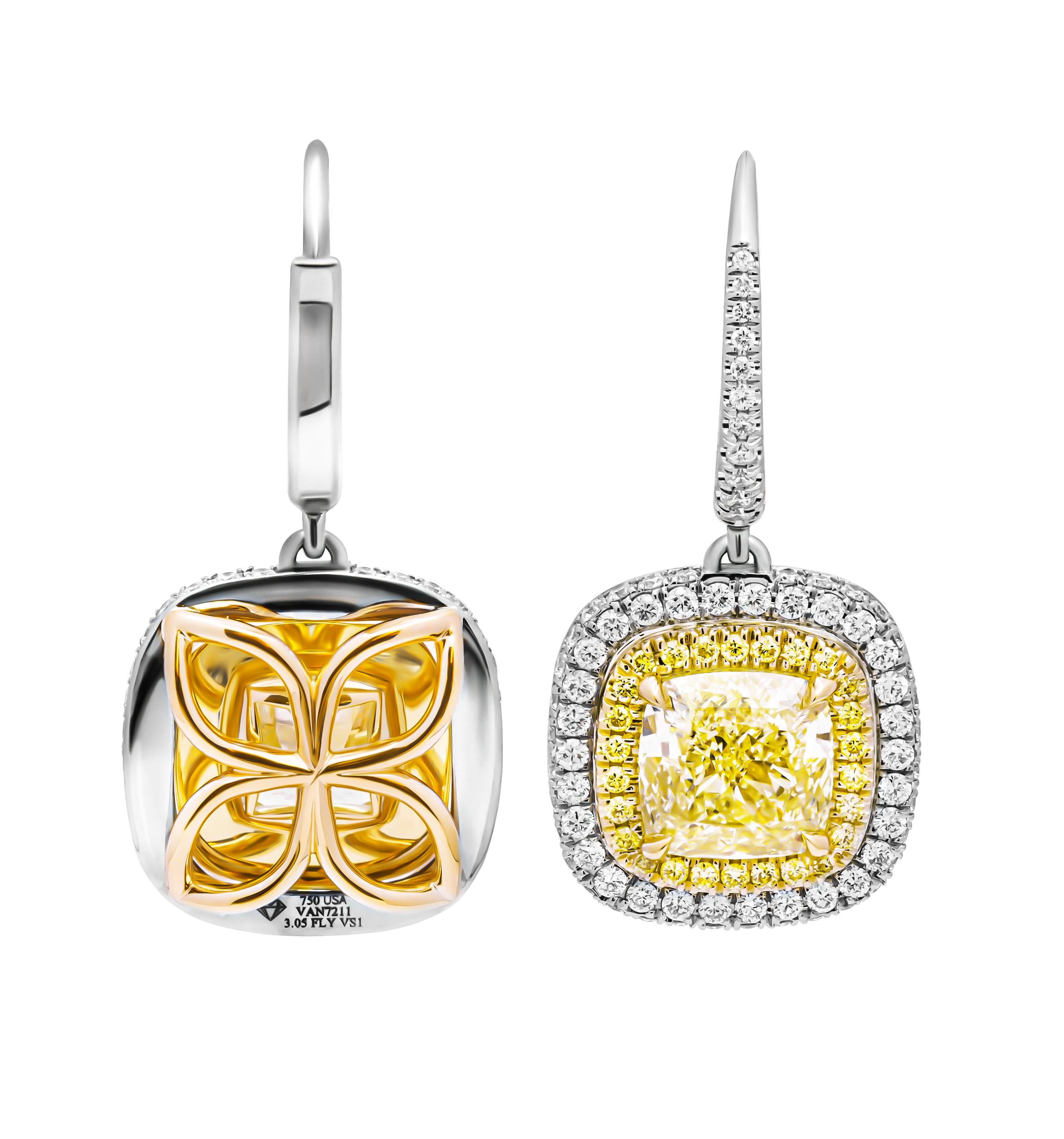 GIA-zertifizierte Ohrringe mit 3 Karat jeder Fancy Hellgelben Diamanten im Kissenschliff im Zustand „Neu“ im Angebot in New York, NY